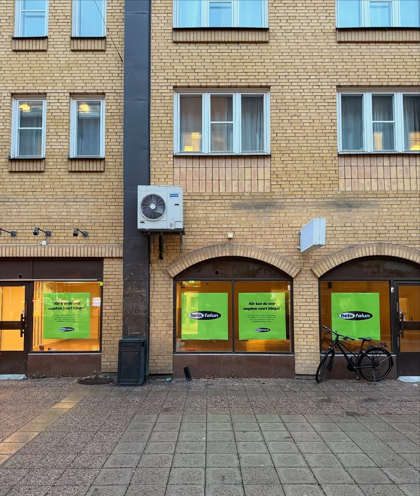 Wiho! En f&ouml;rsta kv&auml;ll i nya lokalen - check! Tack till alla som kom f&ouml;r att &ouml;nska och bolla id&eacute;er kring vad vi ska hitta p&aring; h&auml;r 💡🪩💡🪩 Och tack till @tondo_gourmetpizza som sponsrade med riktigt g&ouml;ttig piz