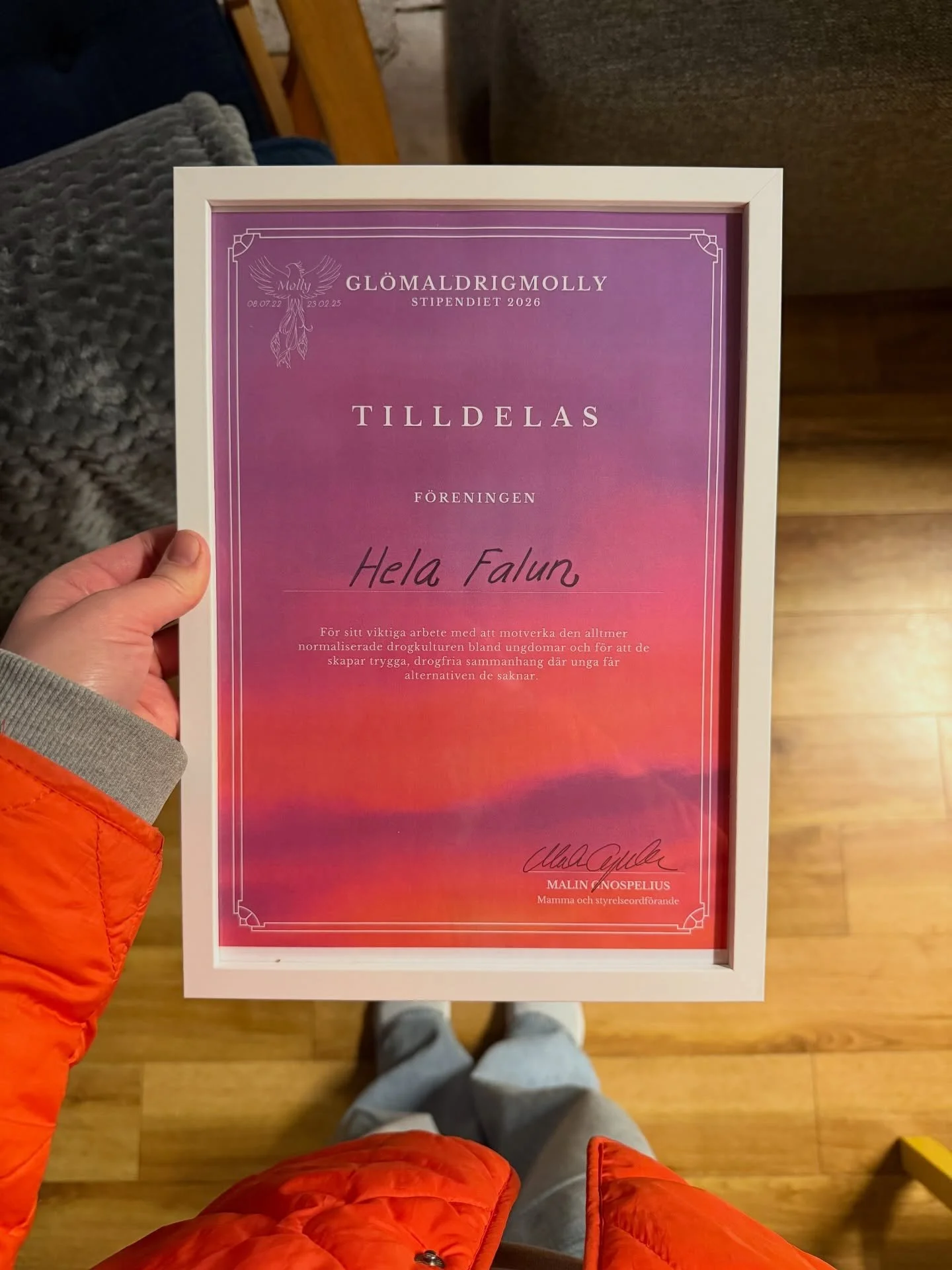 TACK 💜 Vi &auml;r otroligt hedrade &ouml;ver att ha tilldelats Gl&ouml;m Aldrig Molly-stipendiet 2026.

Att v&aring;rt arbete med trygga, drogfria m&ouml;tesplatser f&ouml;r ungdomar uppm&auml;rksammas betyder otroligt mycket &ndash; och ger oss &au