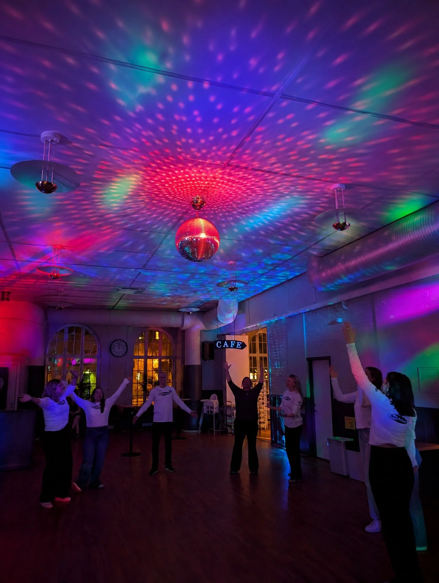 Bild fr&aring;n i torsdags n&auml;r delar av volont&auml;rsg&auml;nget st&auml;nger dansgolvet p&aring; Valborgsdiscot genom att skriksjunga Stad i ljus 🪩 Cirka 70 h&ouml;gstadieungdomar var p&aring; plats under kv&auml;llen &ndash; fin st&auml;mnin