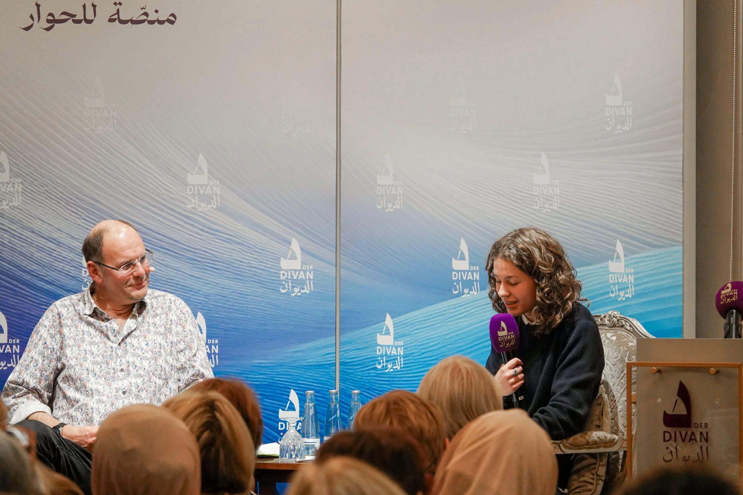 Vera liest aus ihrem Jugendroman Zwischenland beim weiten Zehlendorfer Literaturabend im Divan