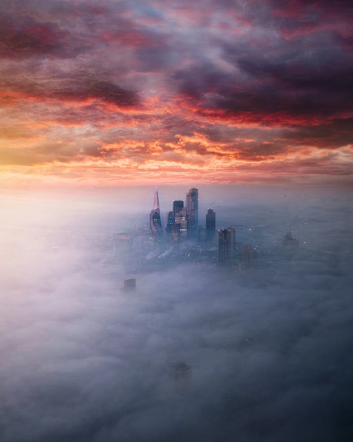 Some of the best conditions that I&rsquo;ve ever seen London in. The recent fog in the city made me look back at all these unreal moments from over the years! 🌆 

🔗 Comment the word &lsquo;GUIDE&rsquo; and I&rsquo;ll send you the link to download m