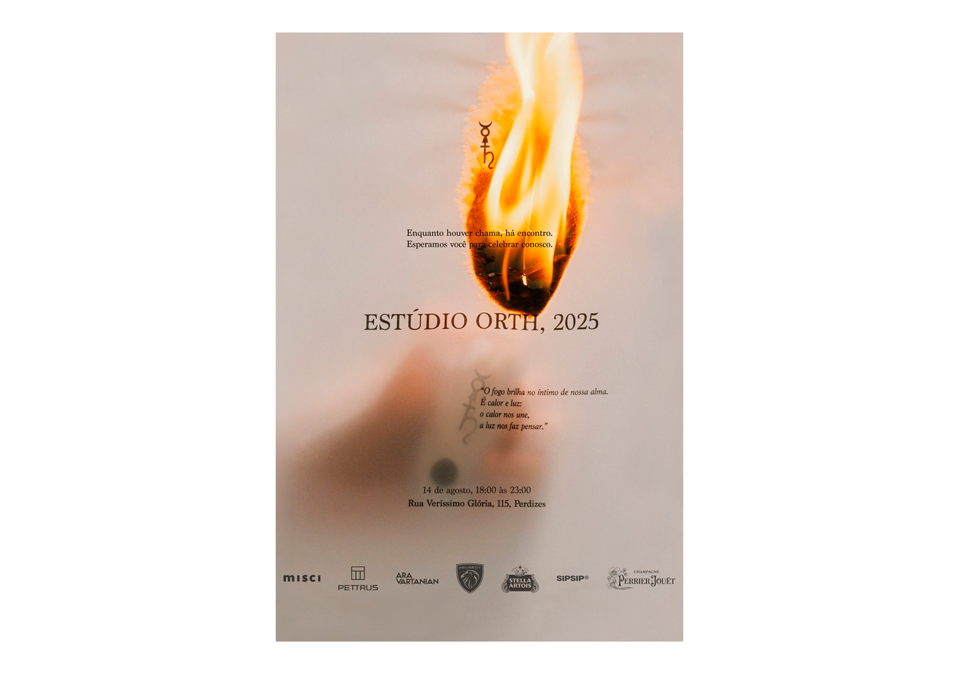 Convite para o Estúdio Orth 2025, com imagem de uma chama de fogo centralizada e fundo claro, incluindo detalhes do evento como data, hora, endereço e patrocinadores na parte inferior.
