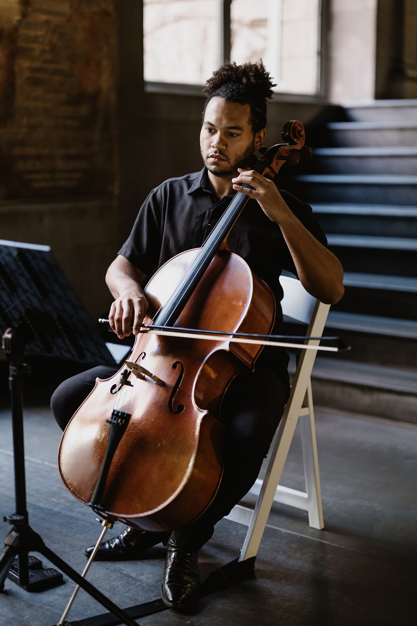 Ahmer'e Blackman playing a cello at the Allgheney County Courthouse.