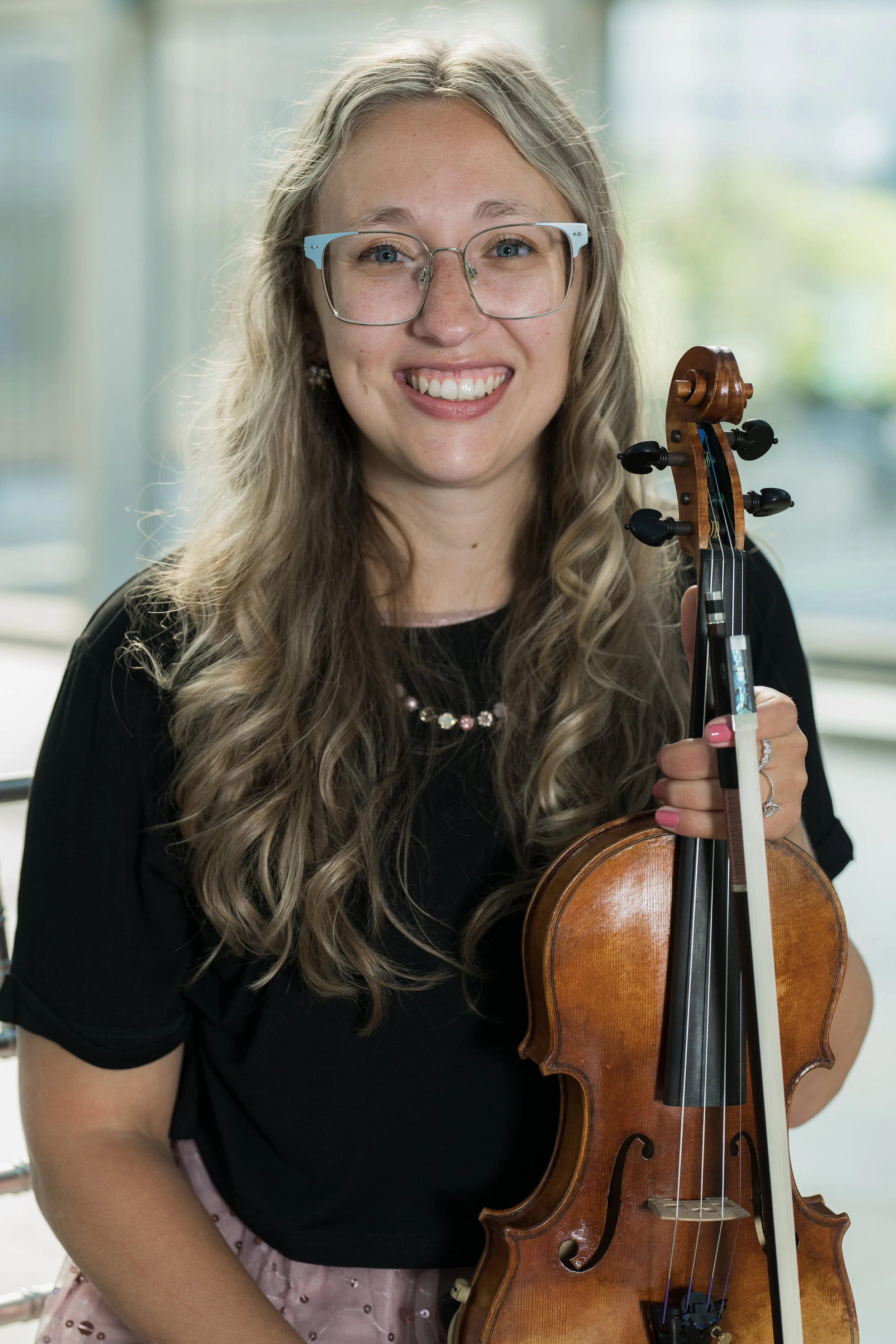 Samantha Smith holding her violin.