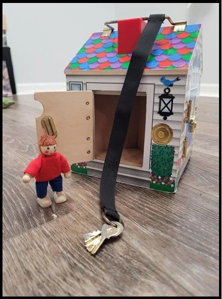 IM10 Melissa & Doug Doorbell House