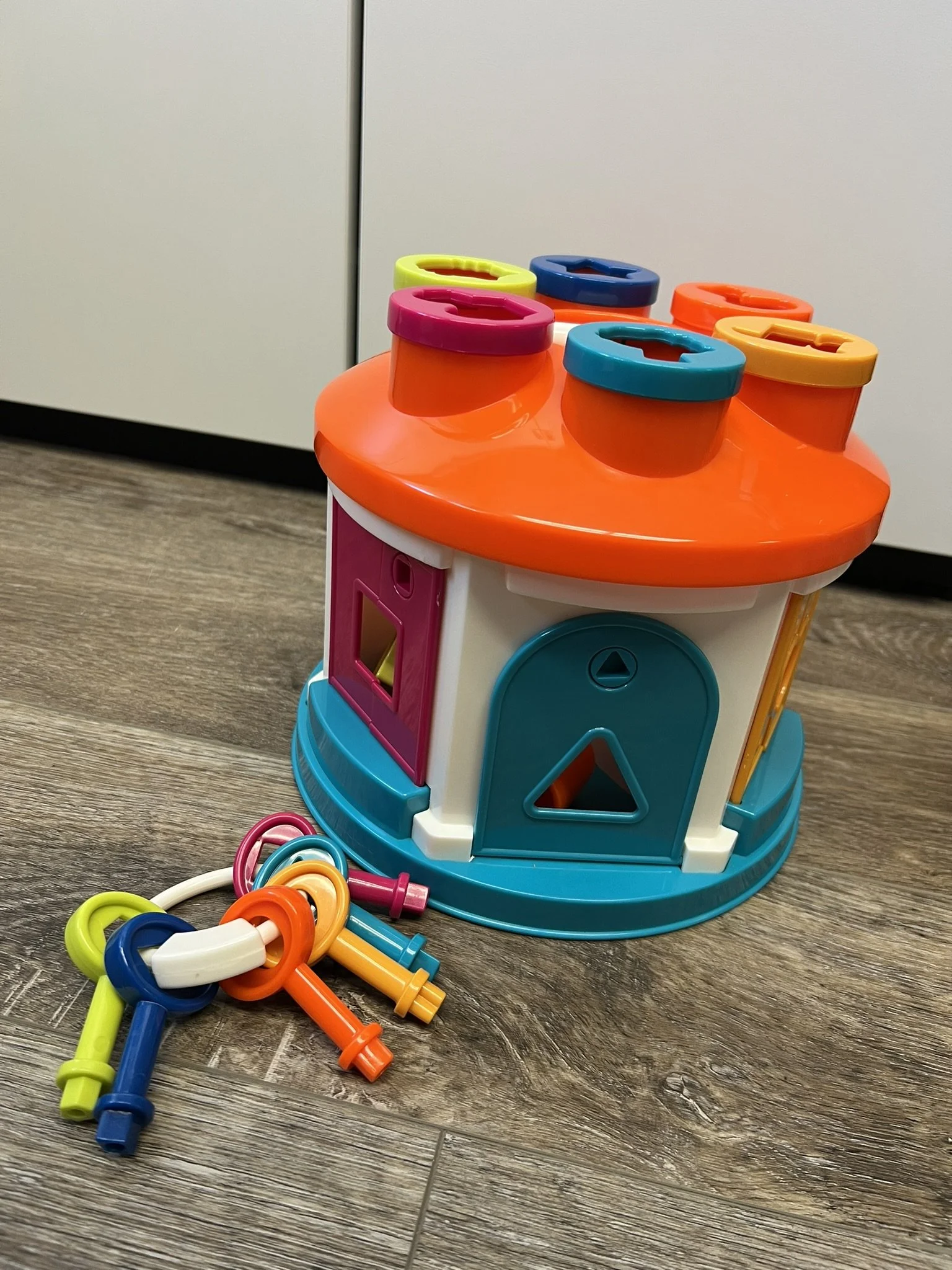IM28 Battat Shape Sorter House