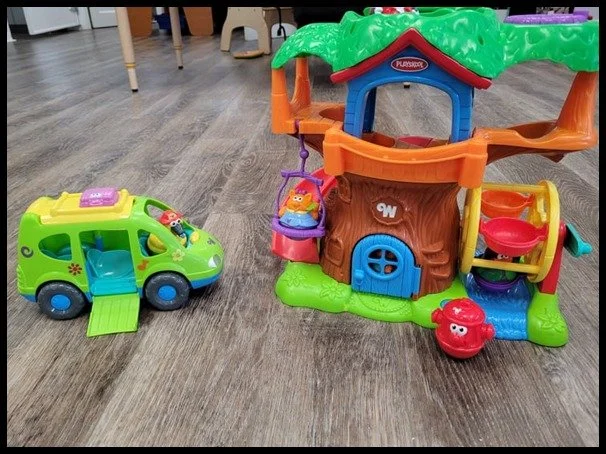IM09 Weebles Treehouse and Car