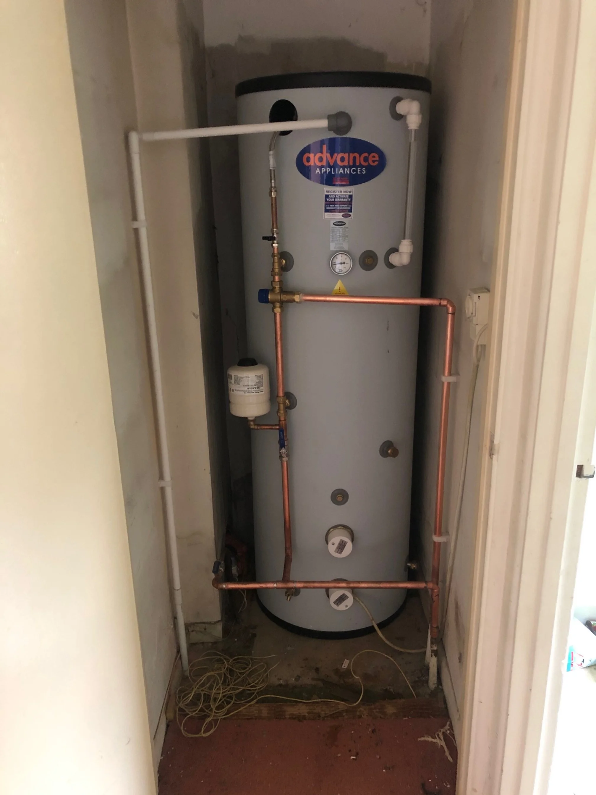 Thermal store cylinder installation