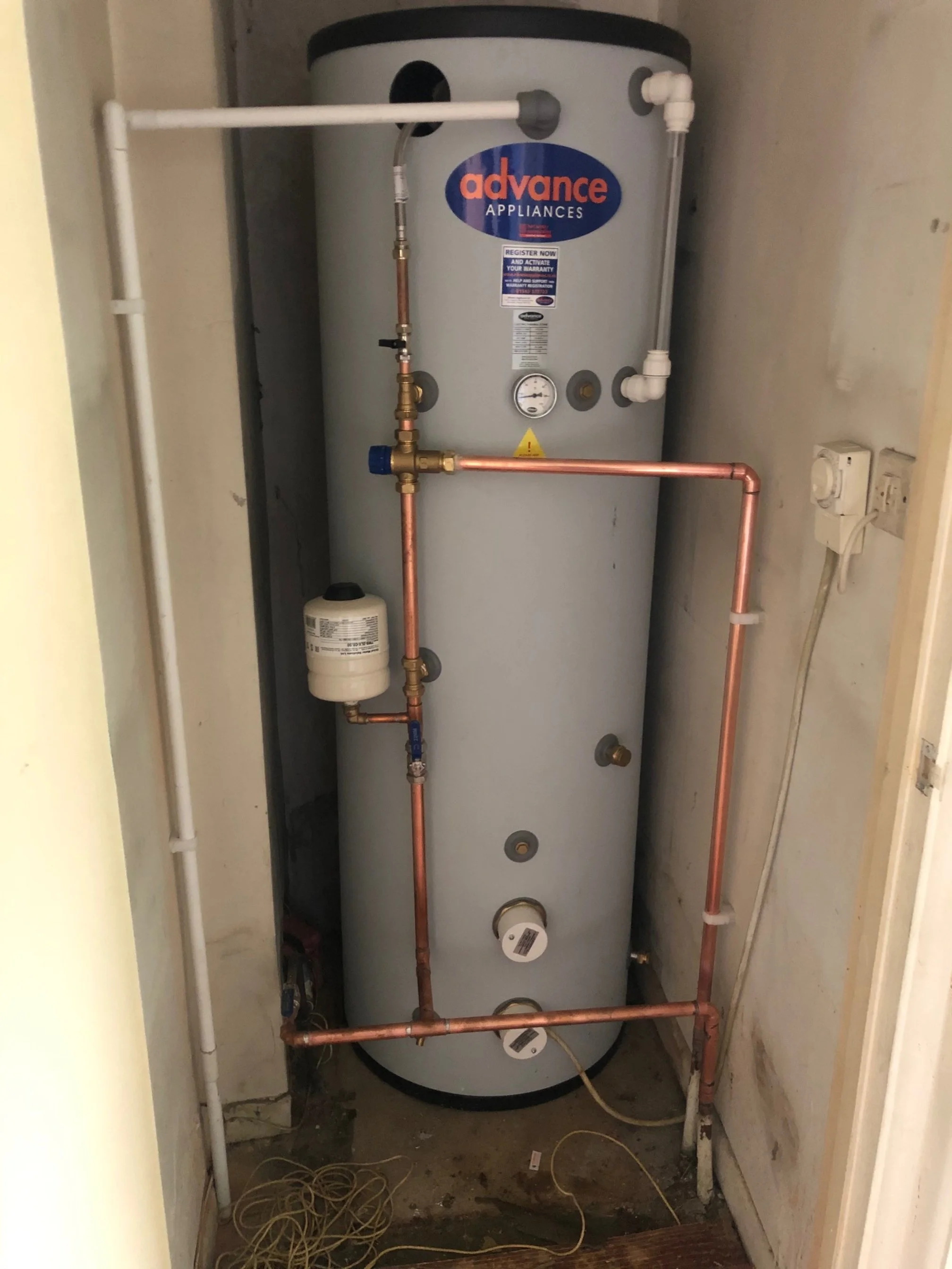 Thermal store cylinder installation