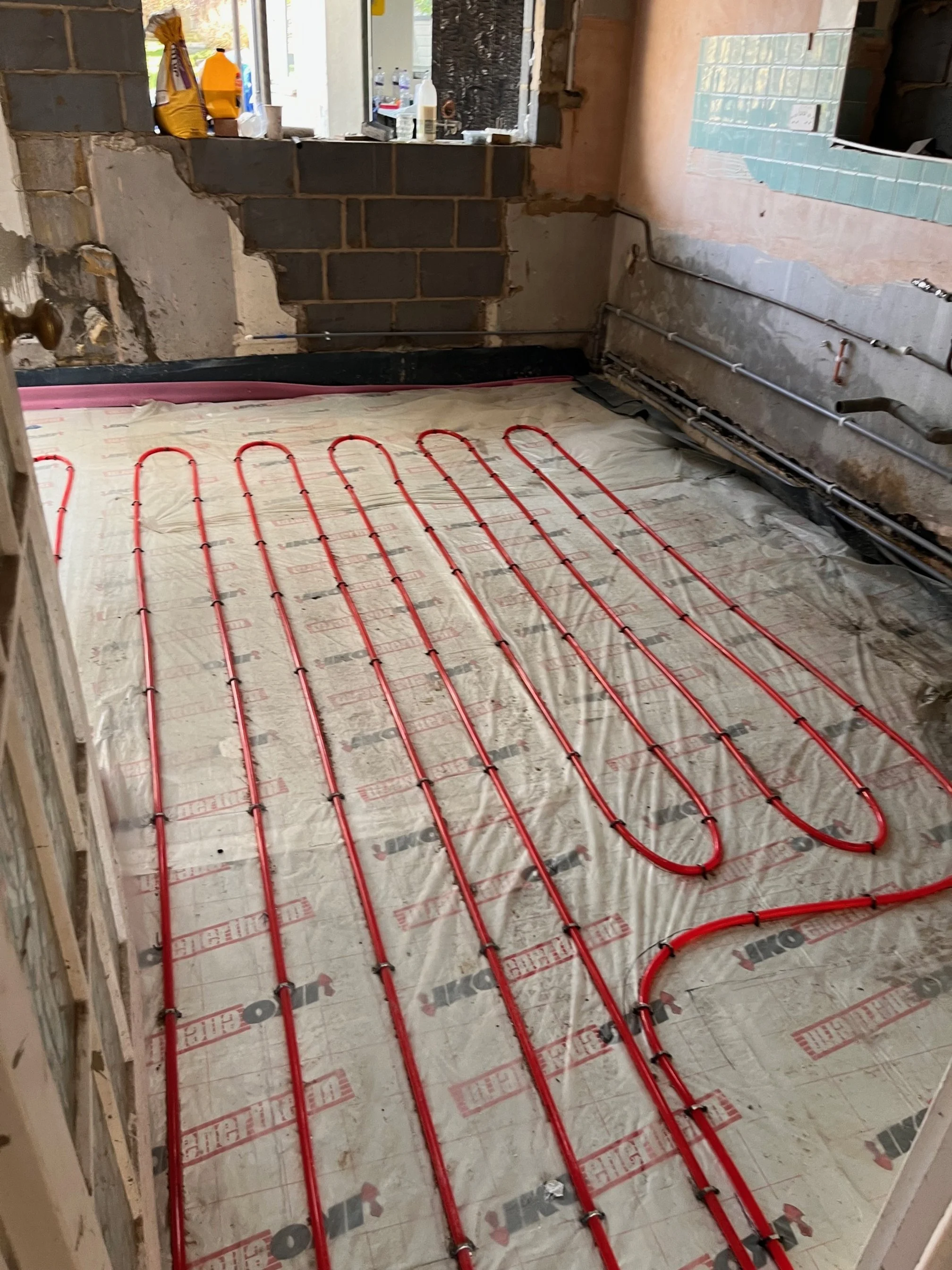 Underfloor heating installation in Bastead