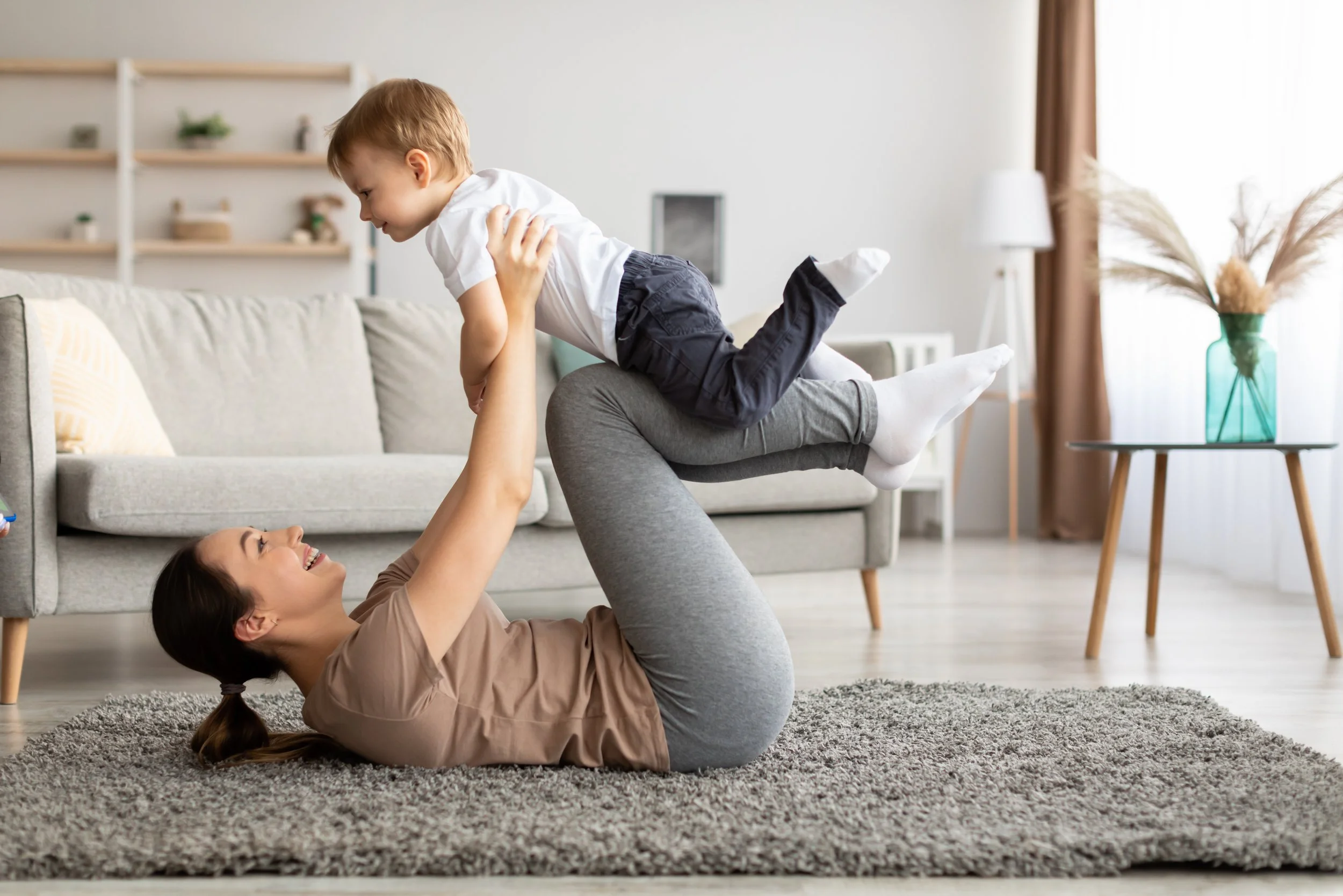 Mother and child playing on the floor after the underfloor heating installation
