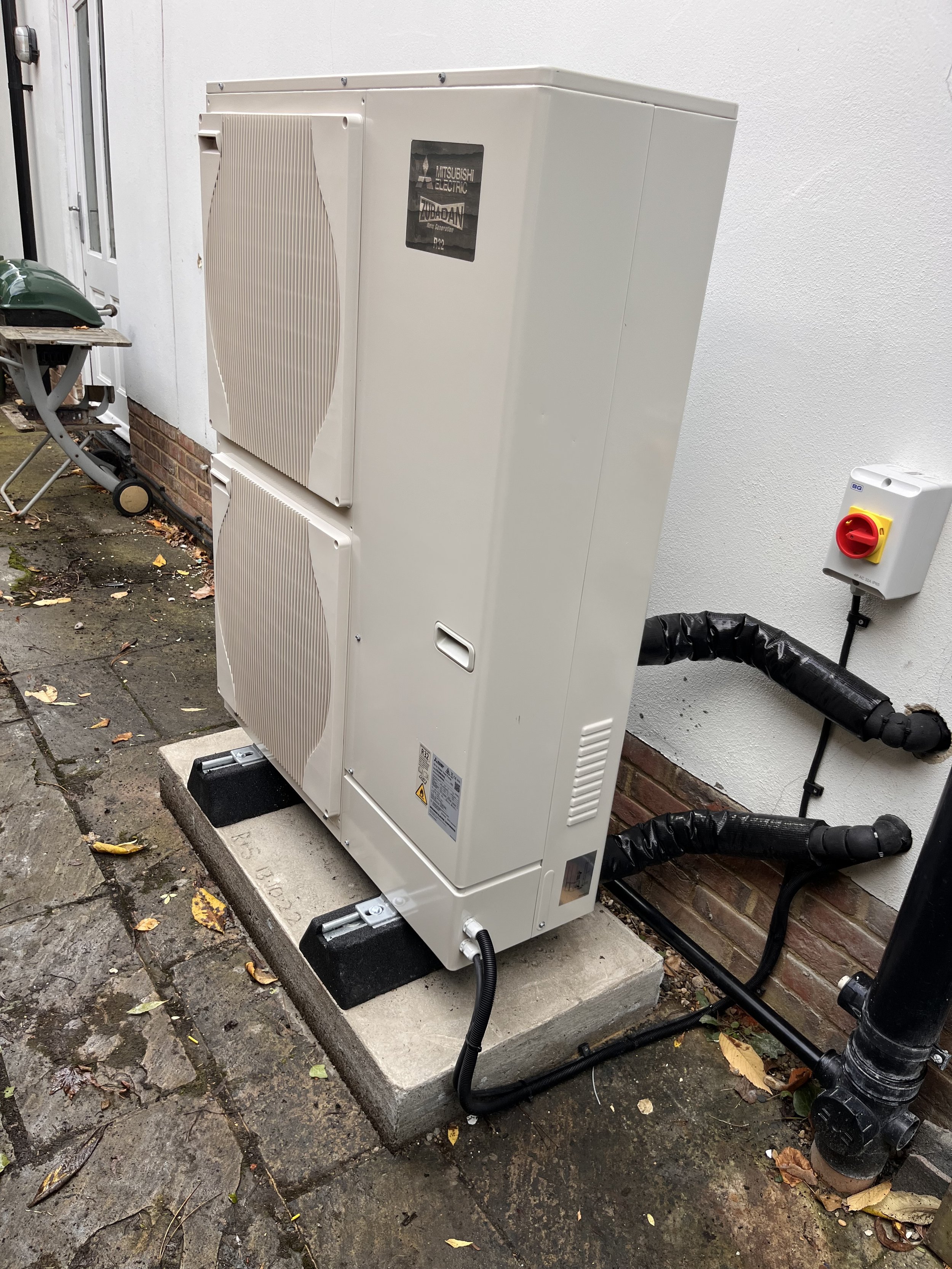 Air source heat pump intalled in Ashtead