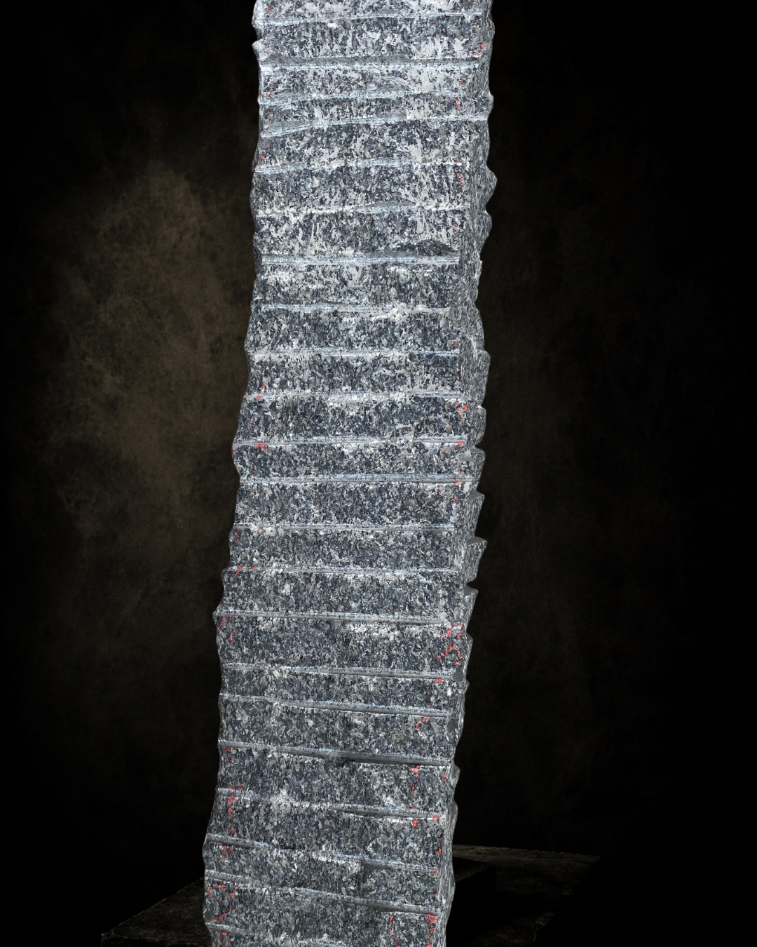 Détail du granit brut et des traces de taille de Reine, sculpture contemporaine de Florence Jarrige à Cluny, Saône-et-Loire, Bourgogne, associant matière minérale, geste sculptural et art contemporain.