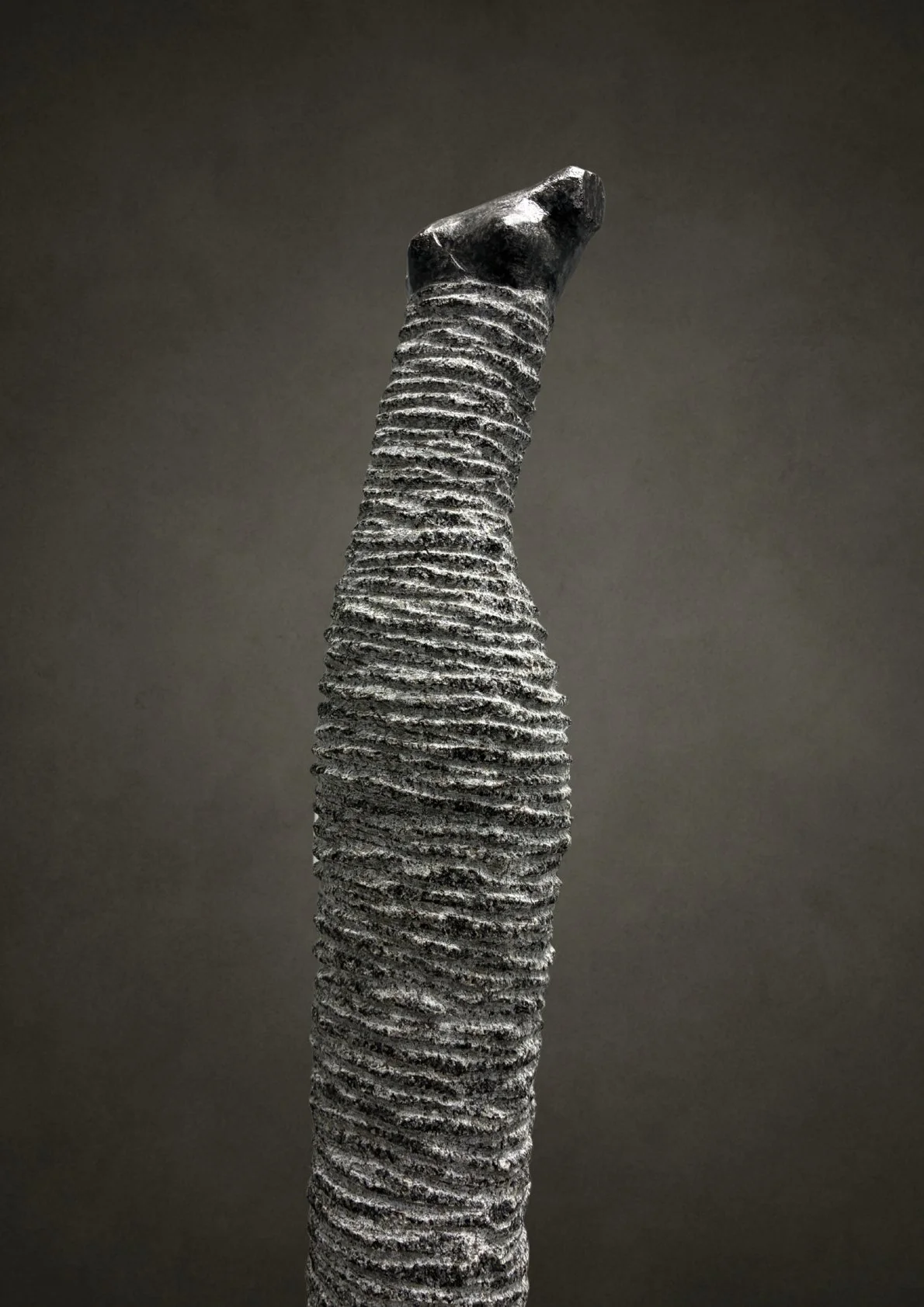 Détail de Relevée, sculpture contemporaine en granit de Florence Jarrige, œuvre d’art unique présentée à Cluny en Bourgogne, destinée aux collectionneurs d’art contemporain
