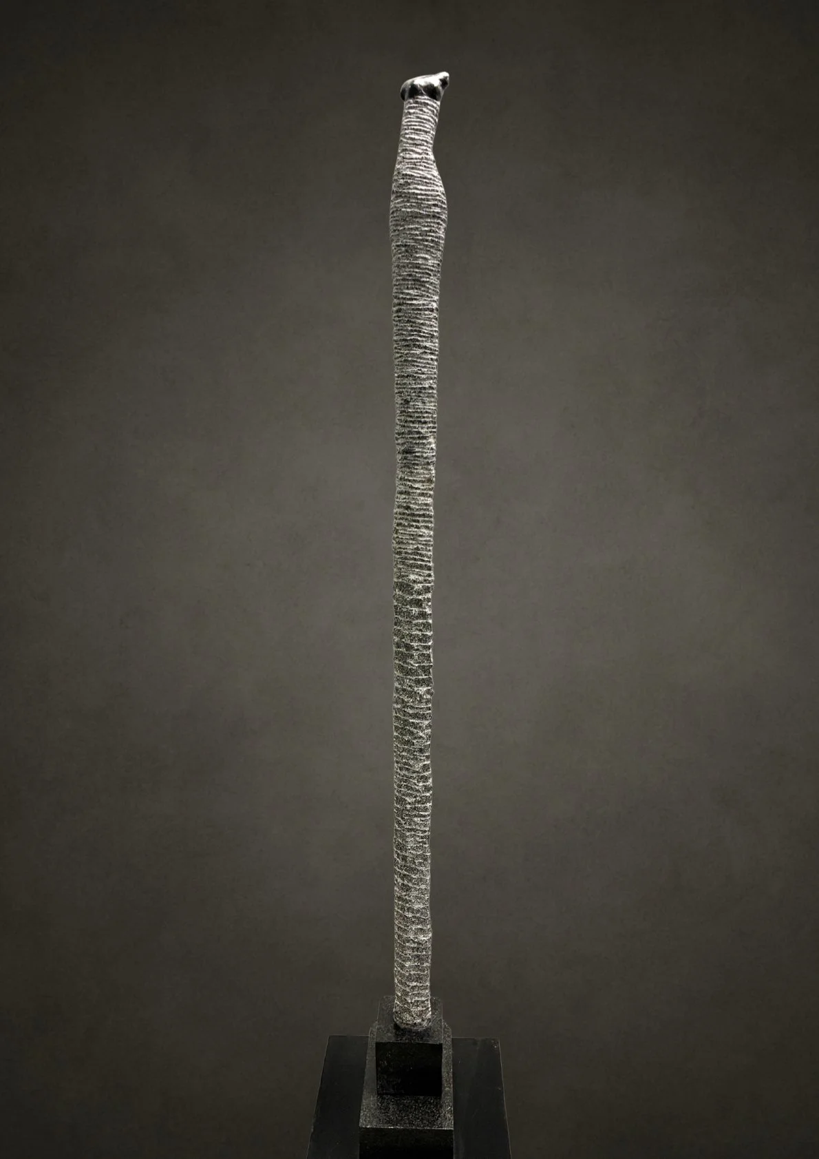 Relevée, sculpture contemporaine monumentale en granit de 190 cm, œuvre d’art originale de Florence Jarrige, sculpteur à Cluny en Saône-et-Loire, Bourgogne.