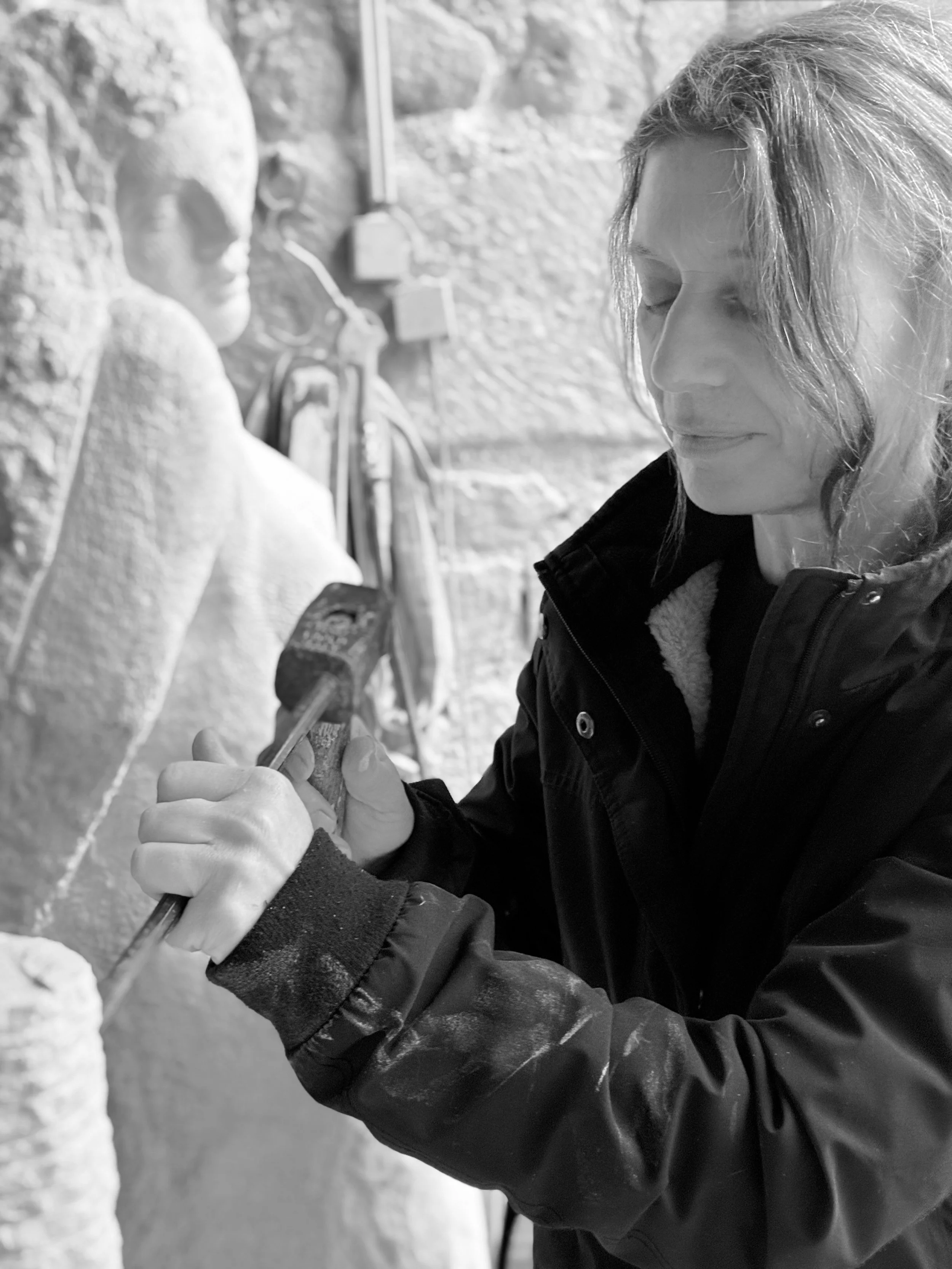 Sculpture contemporaine en pierre calcaire, figure féminine élancée, œuvre de Florence Jarrige, artiste sculpteur à Cluny en Bourgogne.