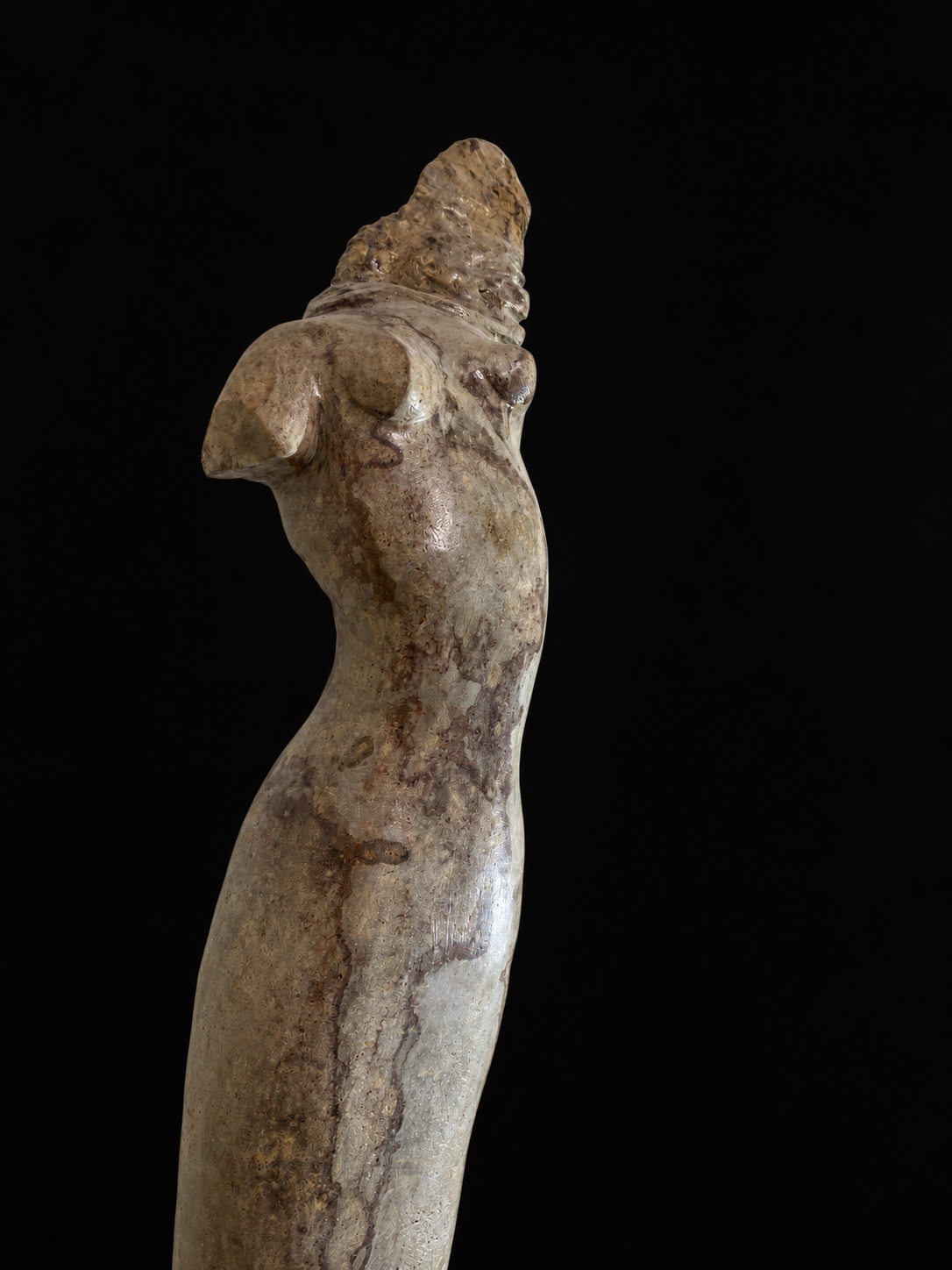 Vue de profil de Liberté, sculpture contemporaine en calcaire à entroques des anciennes carrières de Cluny, créée par Florence Jarrige, sculpteur en Bourgogne.