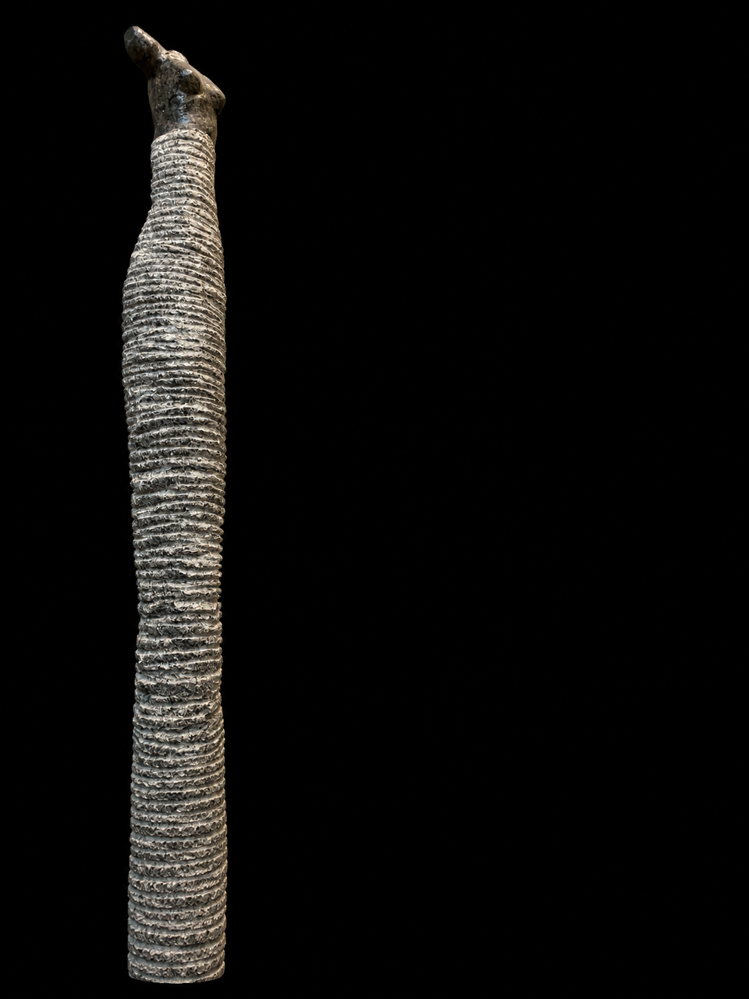 Vue de trois-quarts d’Élévation, sculpture en pierre et pièce unique disponible de Florence Jarrige à Cluny, Saône-et-Loire, Bourgogne, pour collectionneurs d’art contemporain.