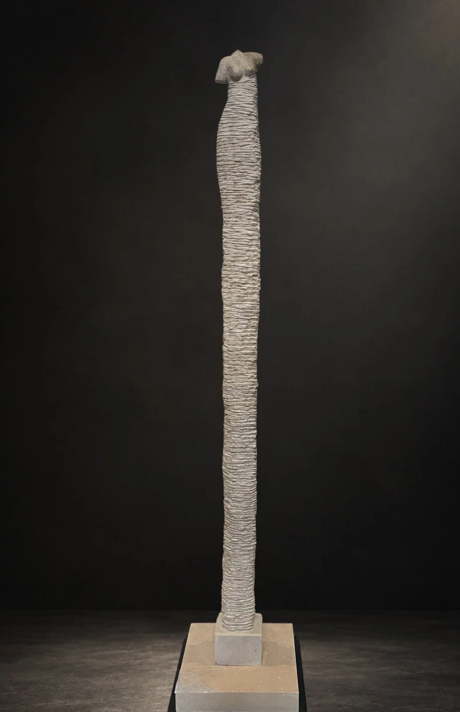 Anima II, sculpture contemporaine en pierre de Buxy de 185 cm par Florence Jarrige, artiste sculpteur à Cluny en Bourgogne.
