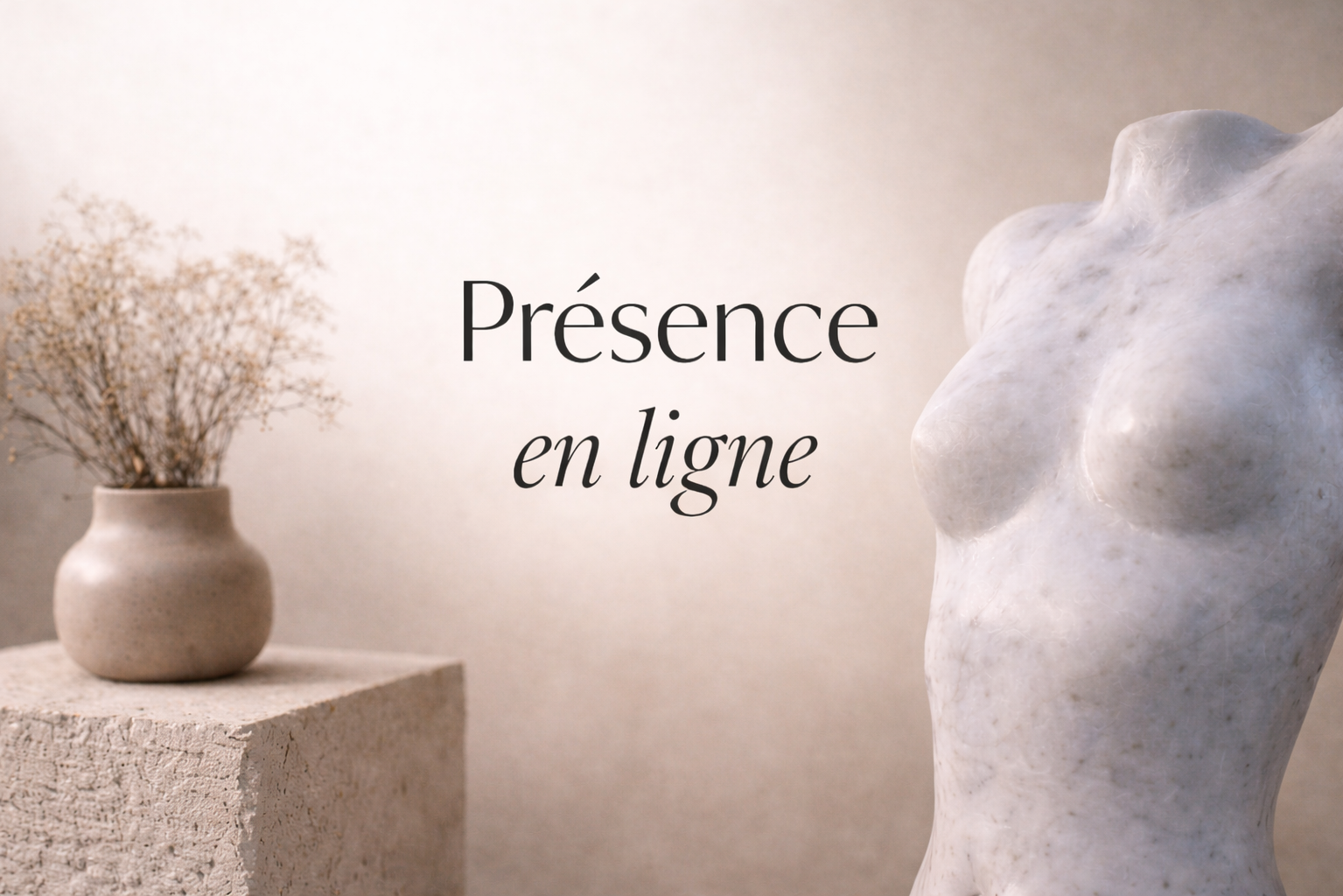 Sculpture contemporaine en marbre, figure féminine, intégrée dans un univers minimaliste et artistique – œuvre destinée à des lieux d’exception.