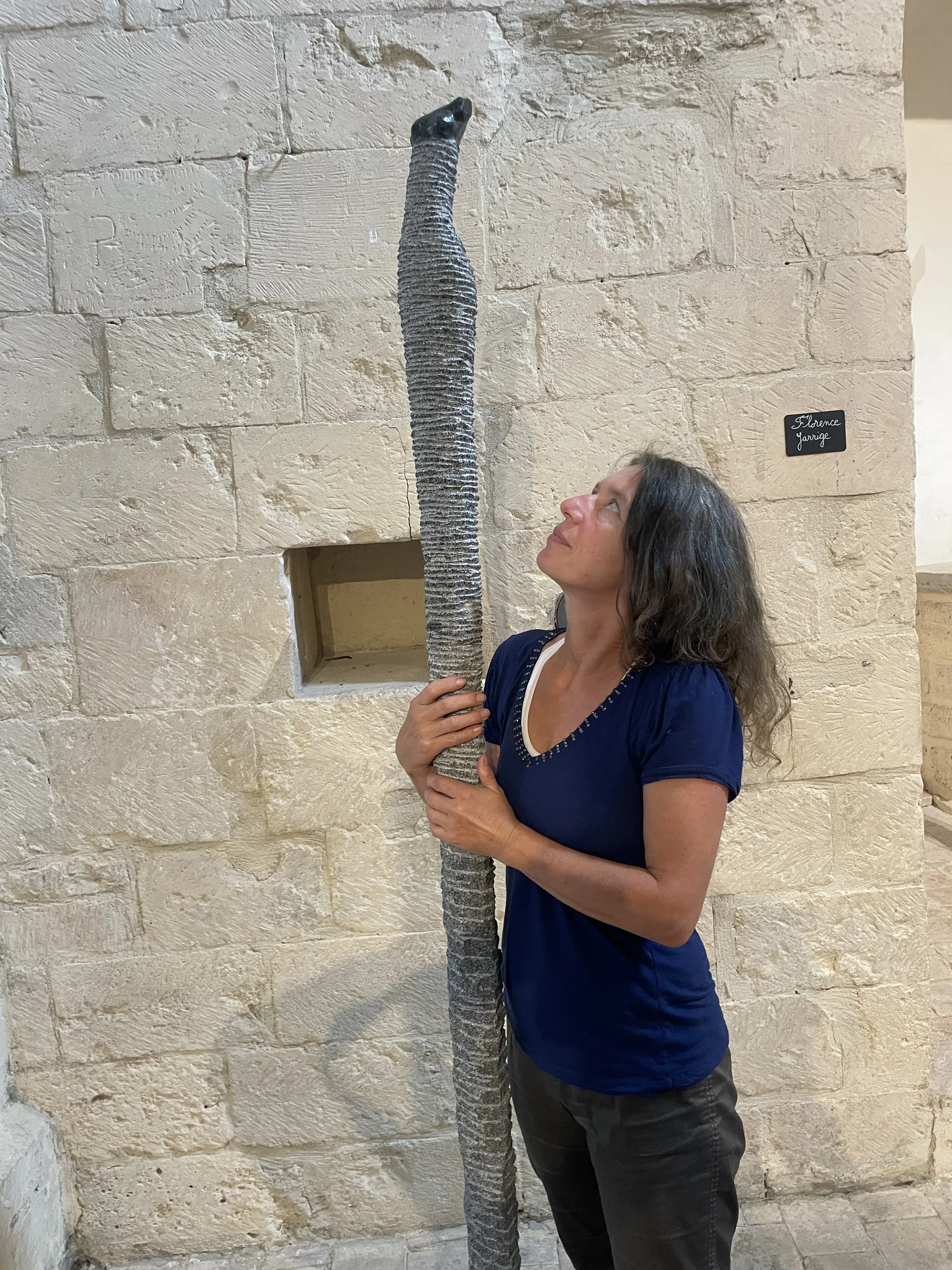 Sculptrice sur pierre Florence Jarrige présentant une sculpture contemporaine monumentale, œuvre destinée à un espace architectural ou un lieu d’exception.