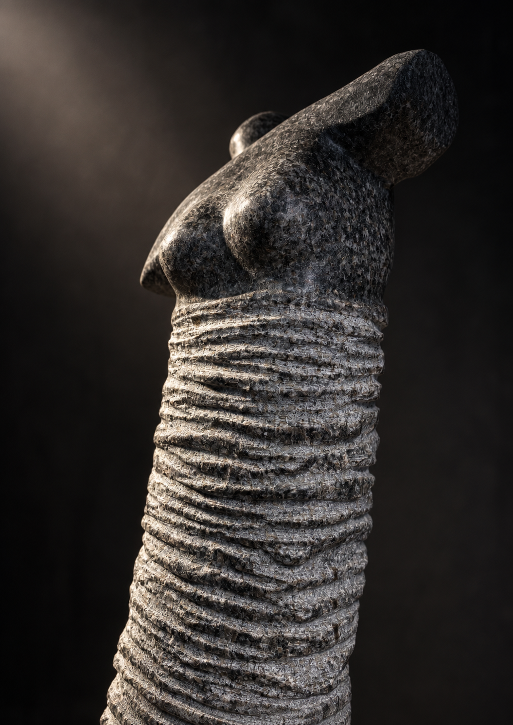 Sculpture Anabase en granite, œuvre verticale de 185 cm de Florence Jarrige, avec strates taillées et buste féminin.