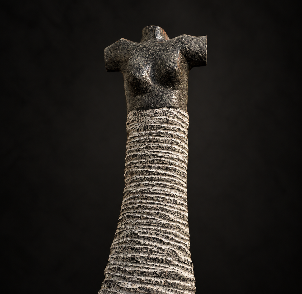 Détail d’Élévation, œuvre d’art contemporaine en granit de Florence Jarrige, sculpteur en Bourgogne près de Cluny, montrant le contraste entre pierre striée et buste poli.