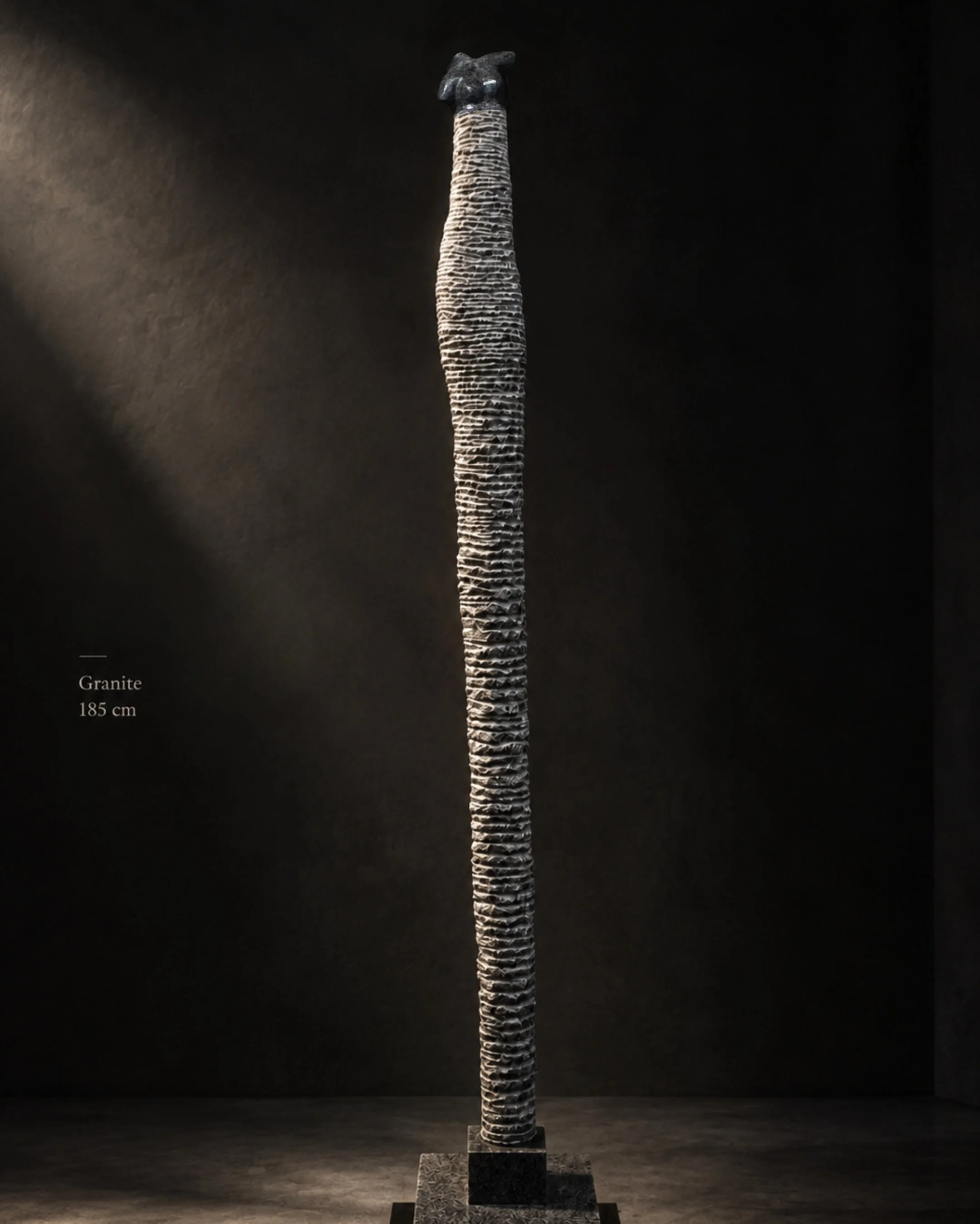 Sculpture Anabase en granite, œuvre verticale de 185 cm de Florence Jarrige, avec strates taillées et buste féminin