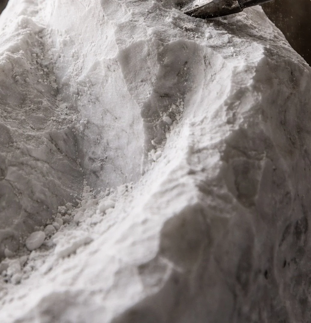 Artiste sculpteur travaillant la pierre au burin et au marteau dans son atelier en Bourgogne, Florence Jarrige.