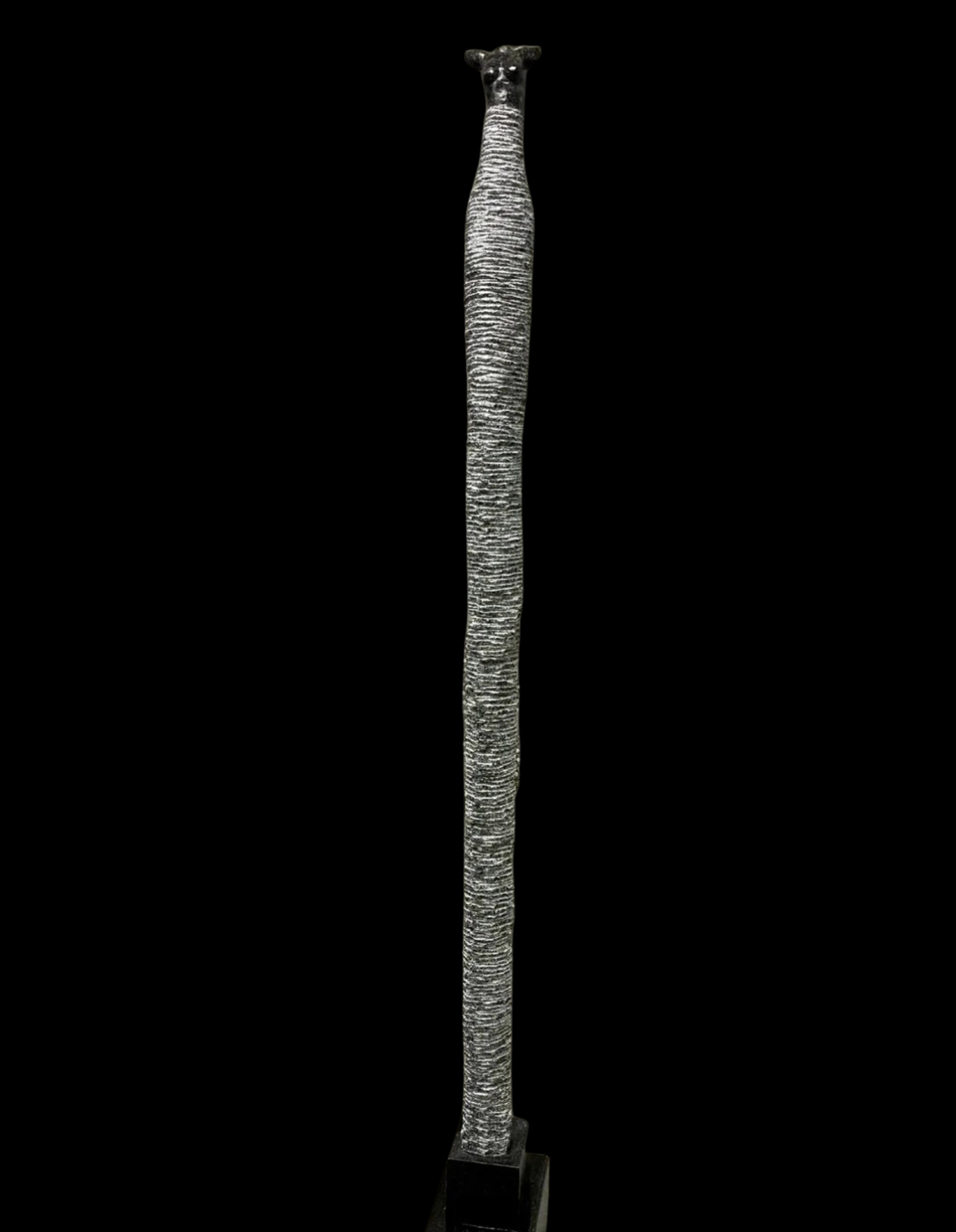 Élévation, sculpture contemporaine en granit de 190 cm disponible à l’acquisition, œuvre d’art unique de Florence Jarrige, sculpteur à Cluny en Saône-et-Loire, Bourgogne.