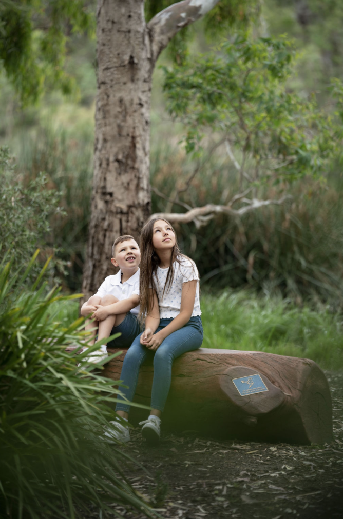 2-kids-sitting-on-log-kasija-maksim-glenlea-estate-photoshoot
