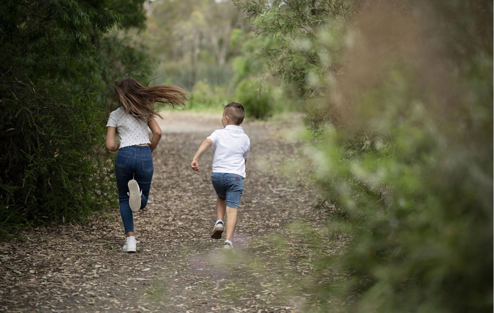 2-kids-running-kasija-model-glenlea-estate-photoshoot-advertisment