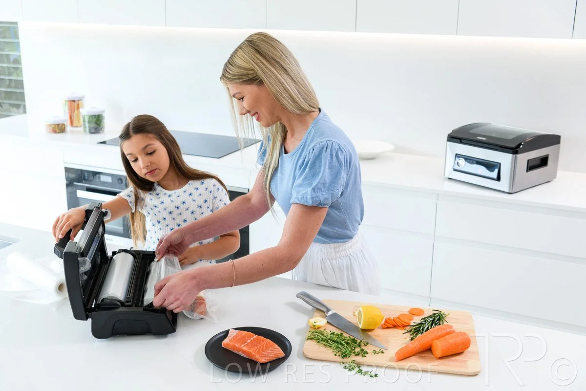 mum-daughter-in-kitchen-photoshoot-Natalija-Kasija