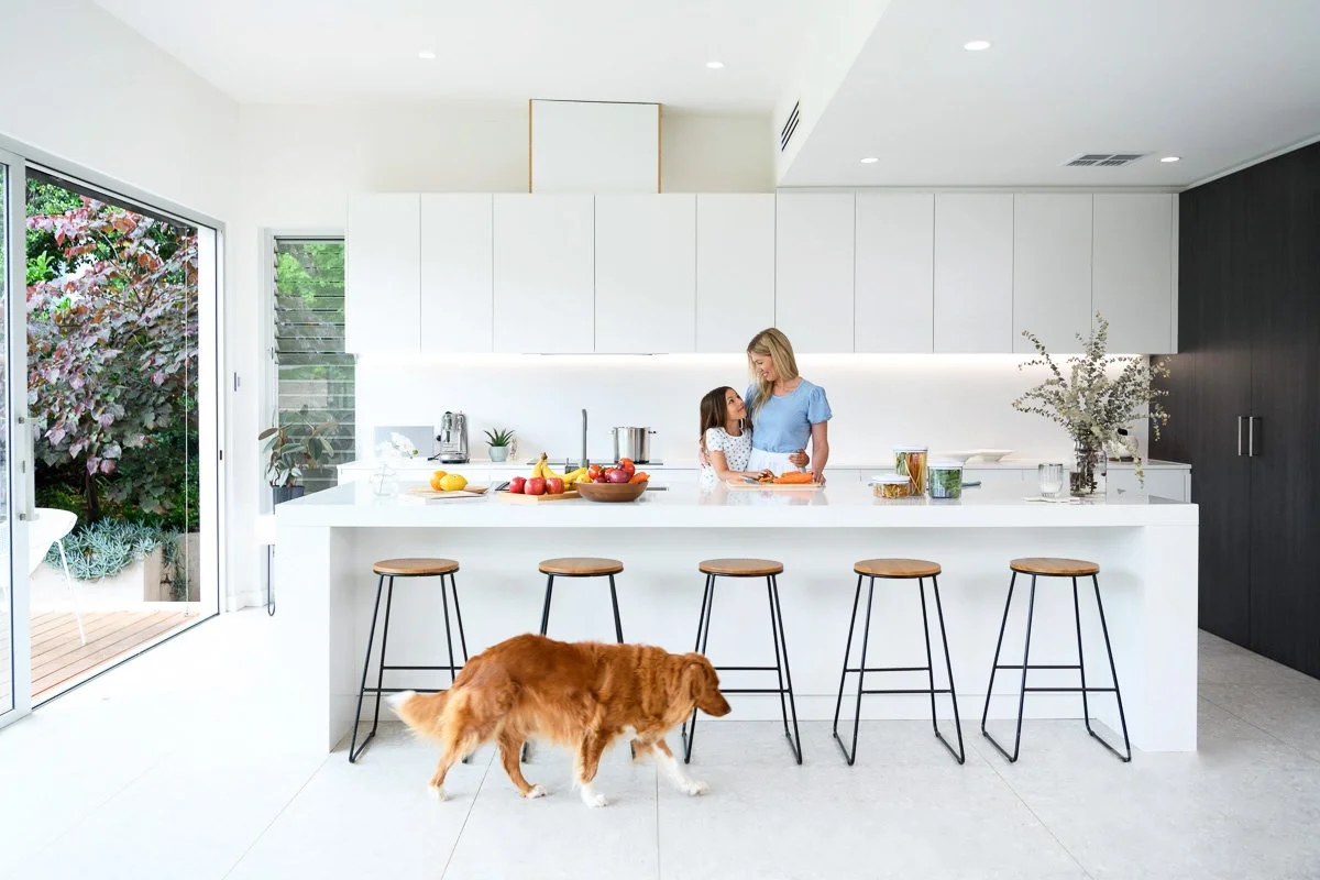 mum-daughter-in-modern-kitchen-photoshoot-Natalija-Kasija