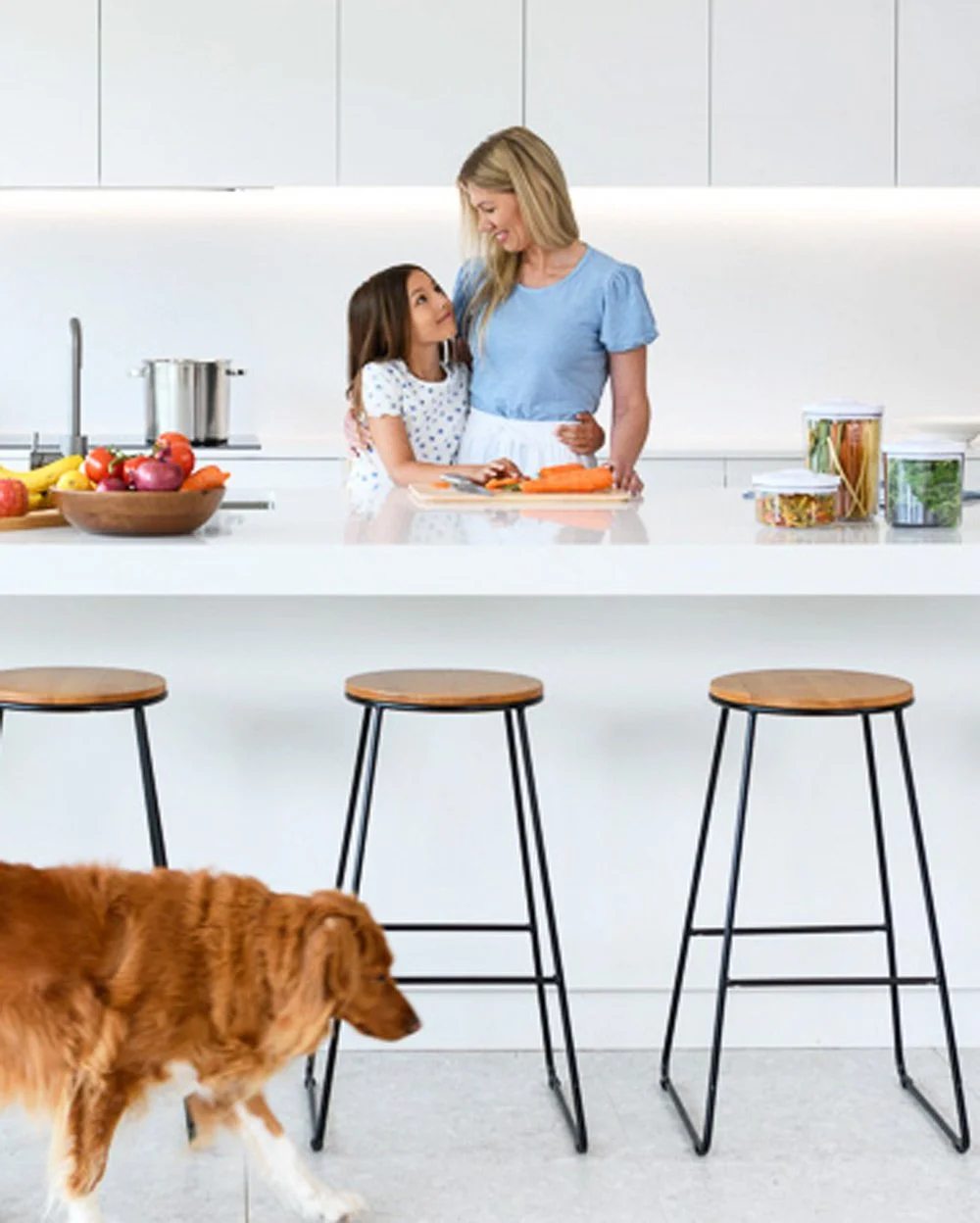 mum-daughter-in-modern-kitchen-photoshoot-Natalija-Kasija