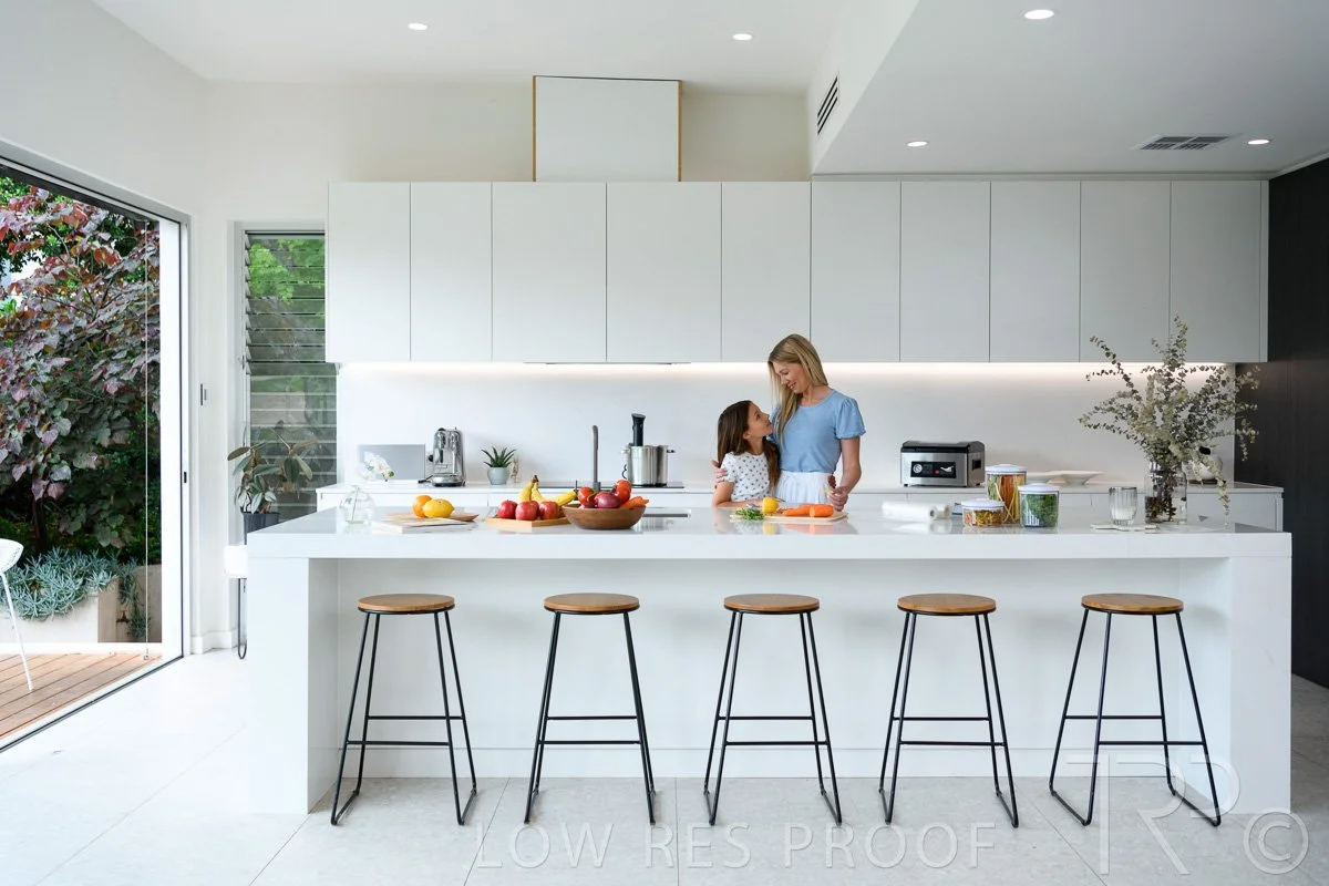 mom-daughter-in-modern-kitchen-photoshoot-Natalija-Kasija