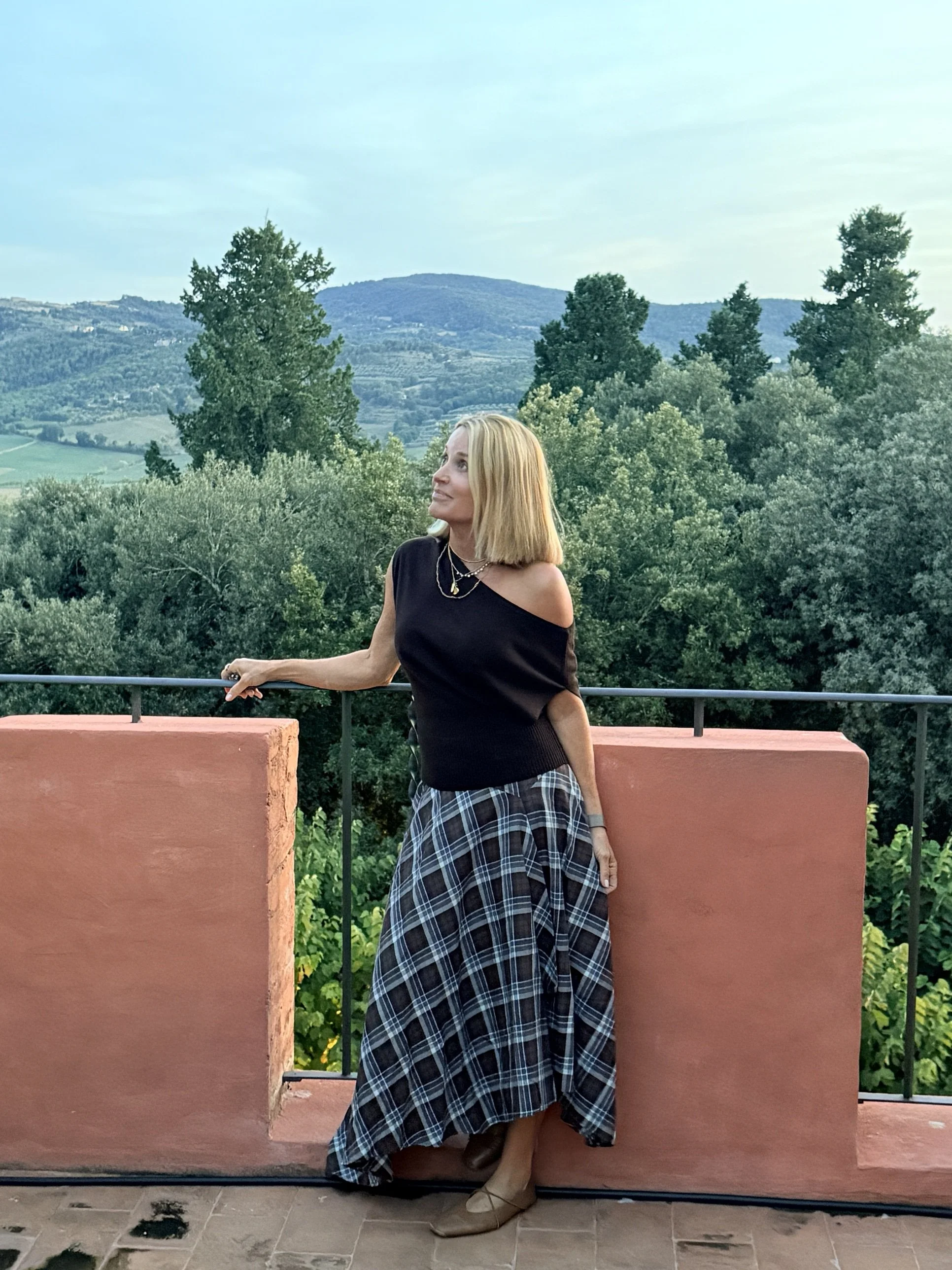 Fall outfit in Umbria, Italy with a brown top and skirt