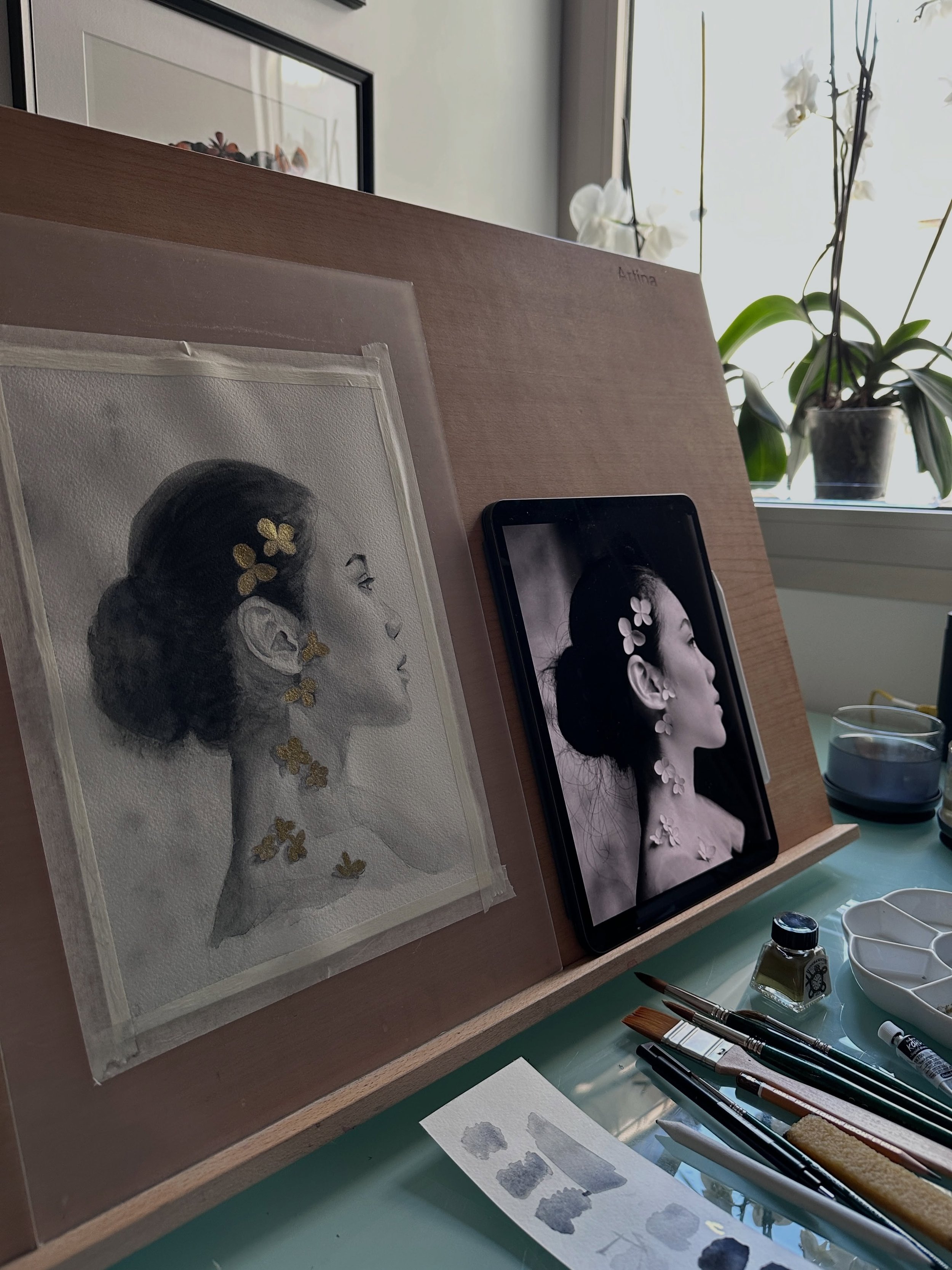 Making of / estudio
Entre sombras, agua y silencio.
 As&iacute; nace esta pieza: capas suaves de carboncillo l&iacute;quido, papel h&uacute;medo y peque&ntilde;os destellos dorados que aparecen casi al final, cuando la obra ya empieza a respirar sola