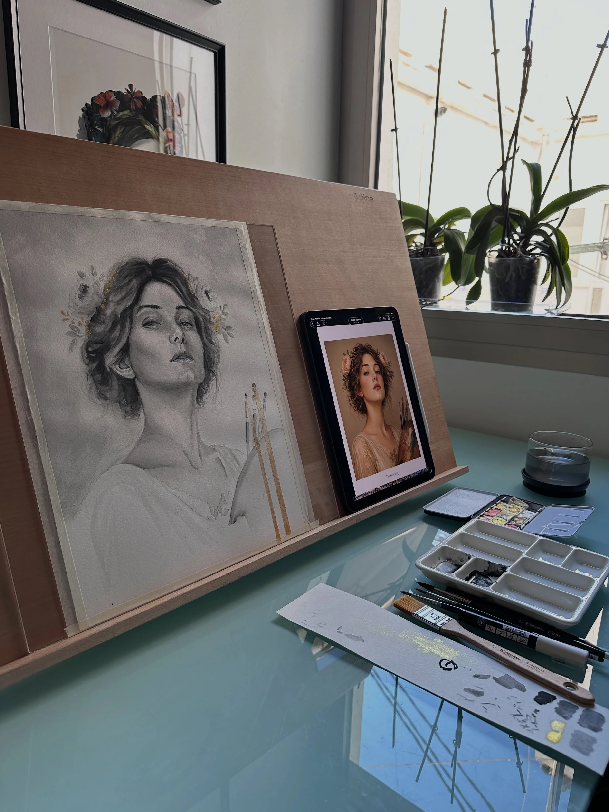 Donde empieza todo
Mi mesa, una imagen, unos pinceles y muchas horas mirando.
Antes de pintar hay un tiempo que casi nunca se ve. Observar. Buscar proporciones. Decidir qu&eacute; quiero conservar y qu&eacute; puedo dejar desaparecer.
La fotograf&iac