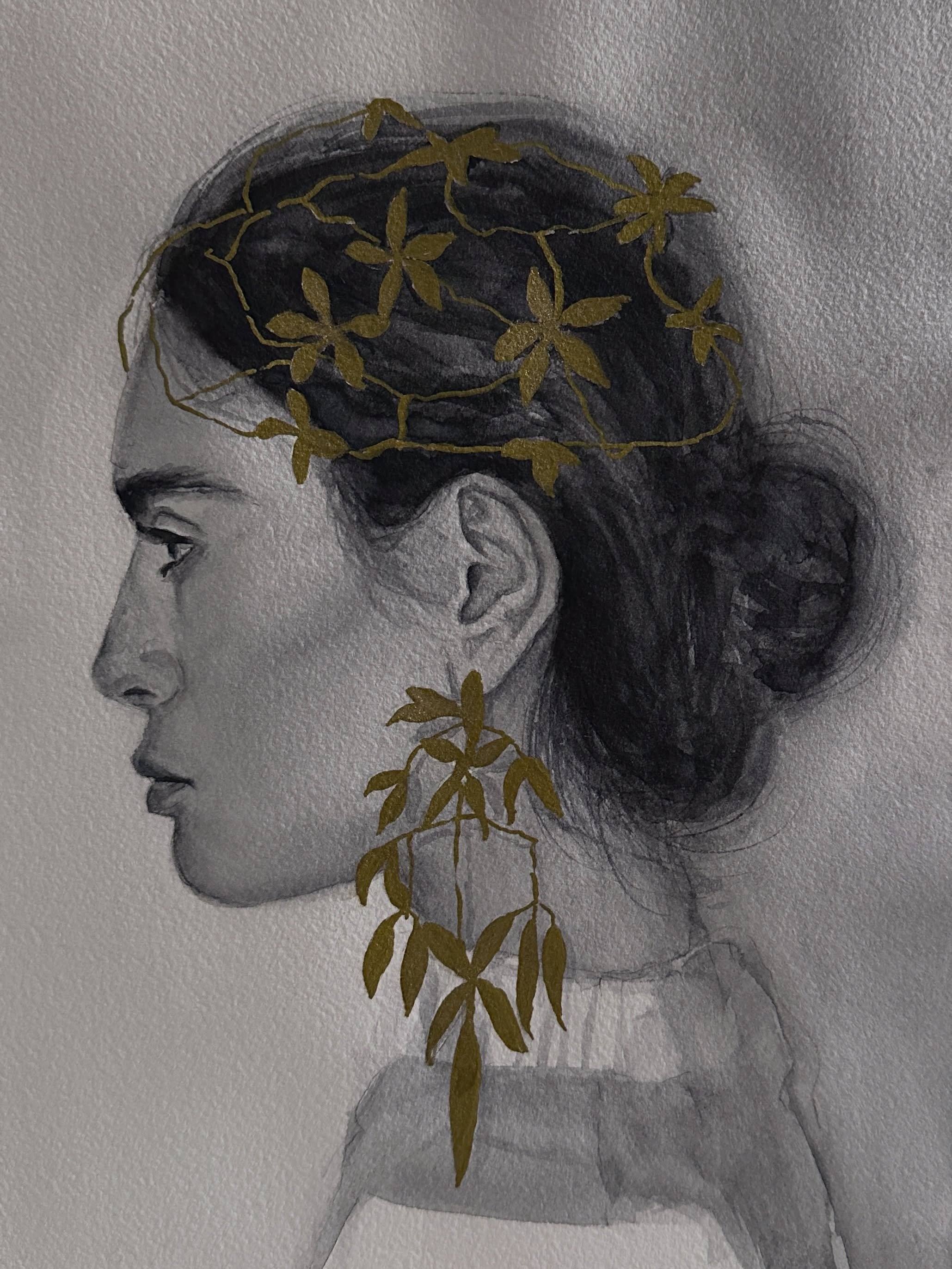 Mujeres en Carboncillo l&iacute;quido y Tinta dorada

Sigo con la serie surgida de mi fascinaci&oacute;n por las flores y los adornos en el pelo en las mujeres. Quiz&aacute; por eso me emociona tanto ver a mujeres que s&iacute; lo hacen. Hay algo en 