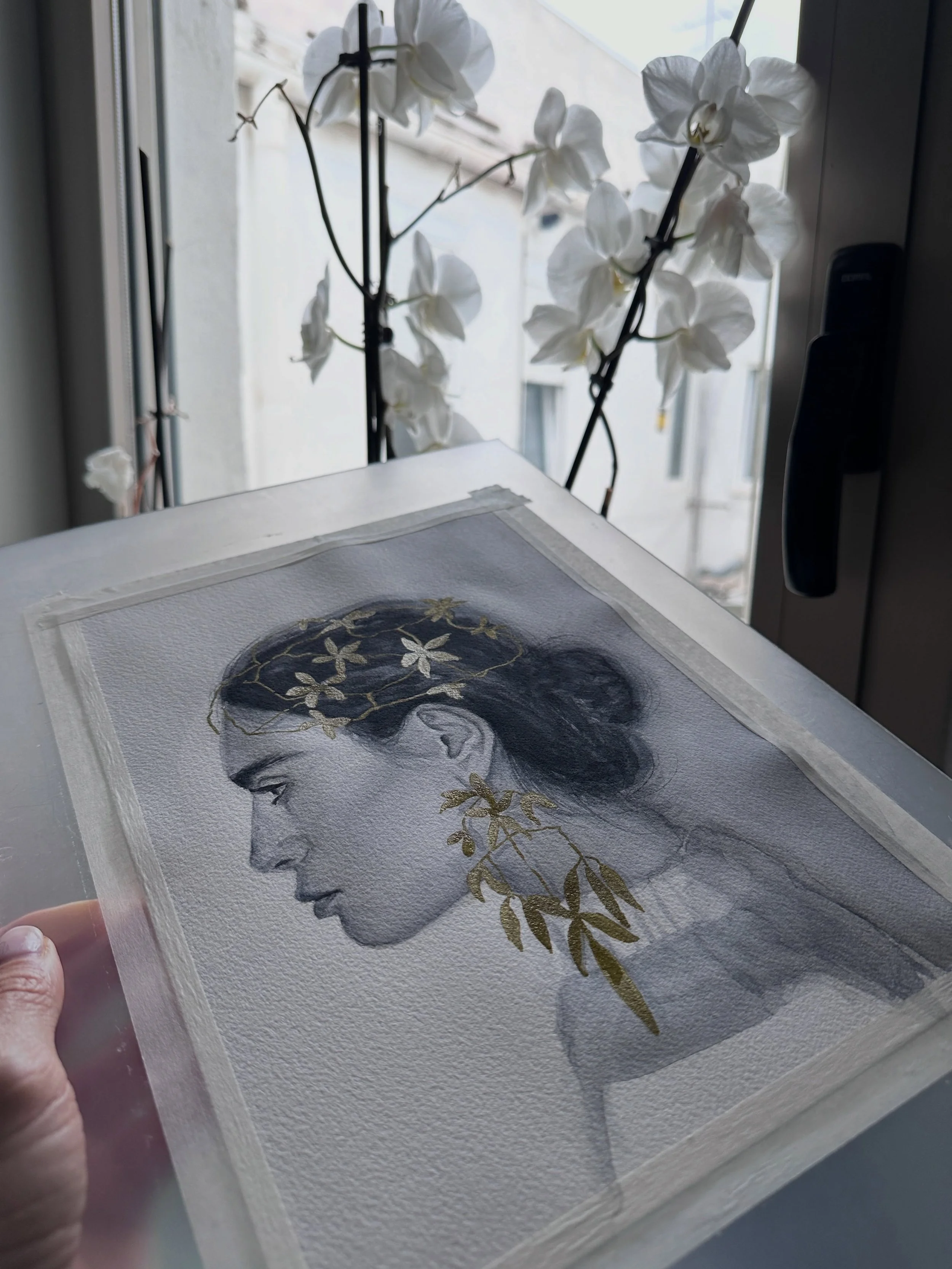 Obra + atm&oacute;sfera

Me gusta acercarme a los peque&ntilde;os detalles.

Las transparencias del carboncillo, la textura del papel de algod&oacute;n y el brillo sutil de la tinta dorada cambian seg&uacute;n la luz.
Son esas peque&ntilde;as imperfe
