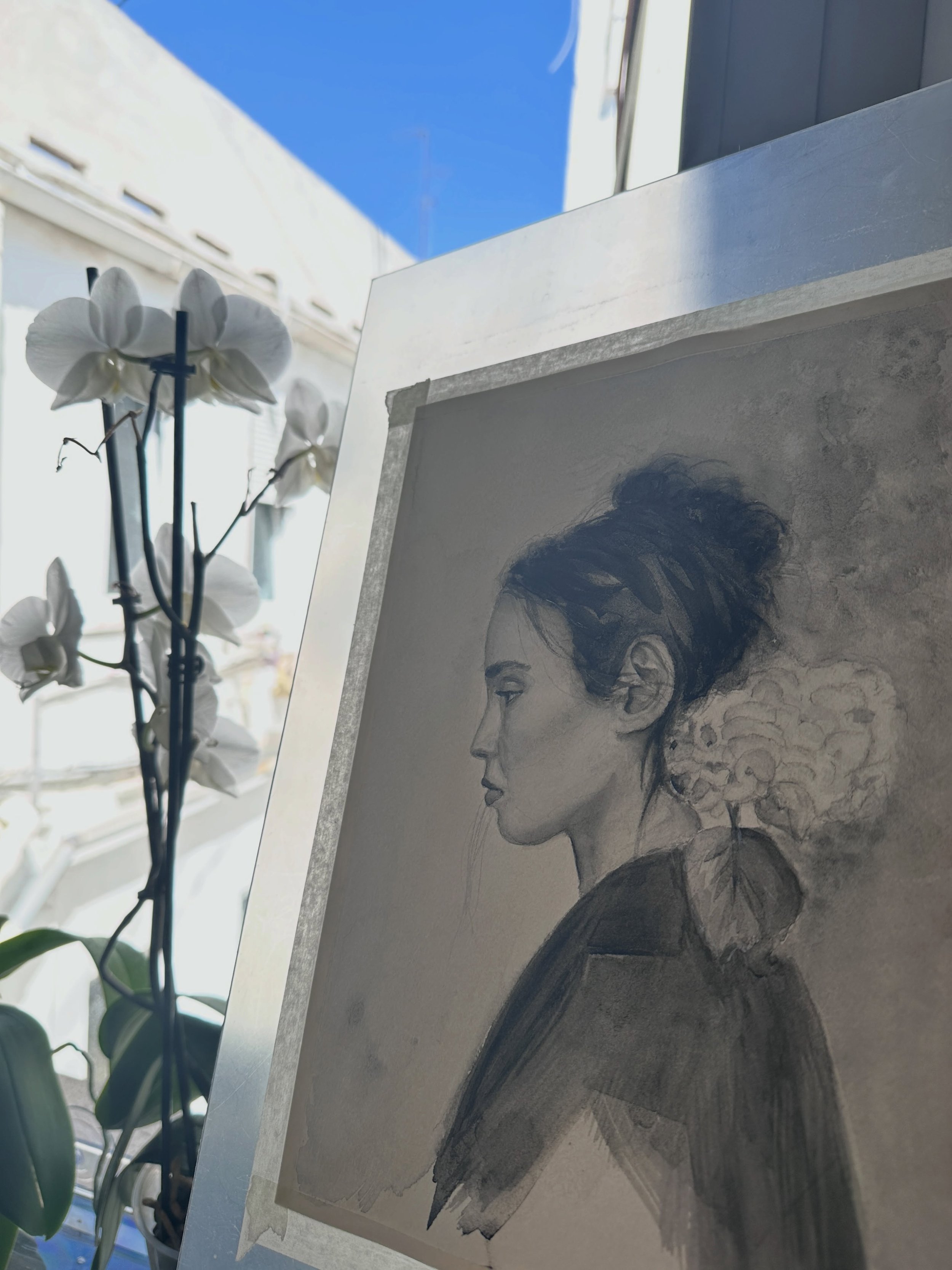 Obra + atm&oacute;sfera
Hay algo m&aacute;gico en terminar una obra y descubrir c&oacute;mo cambia seg&uacute;n la luz que la acompa&ntilde;a.
Esta ma&ntilde;ana la he visto junto a la ventana, entre mis orqu&iacute;deas, y por un momento parec&iacut