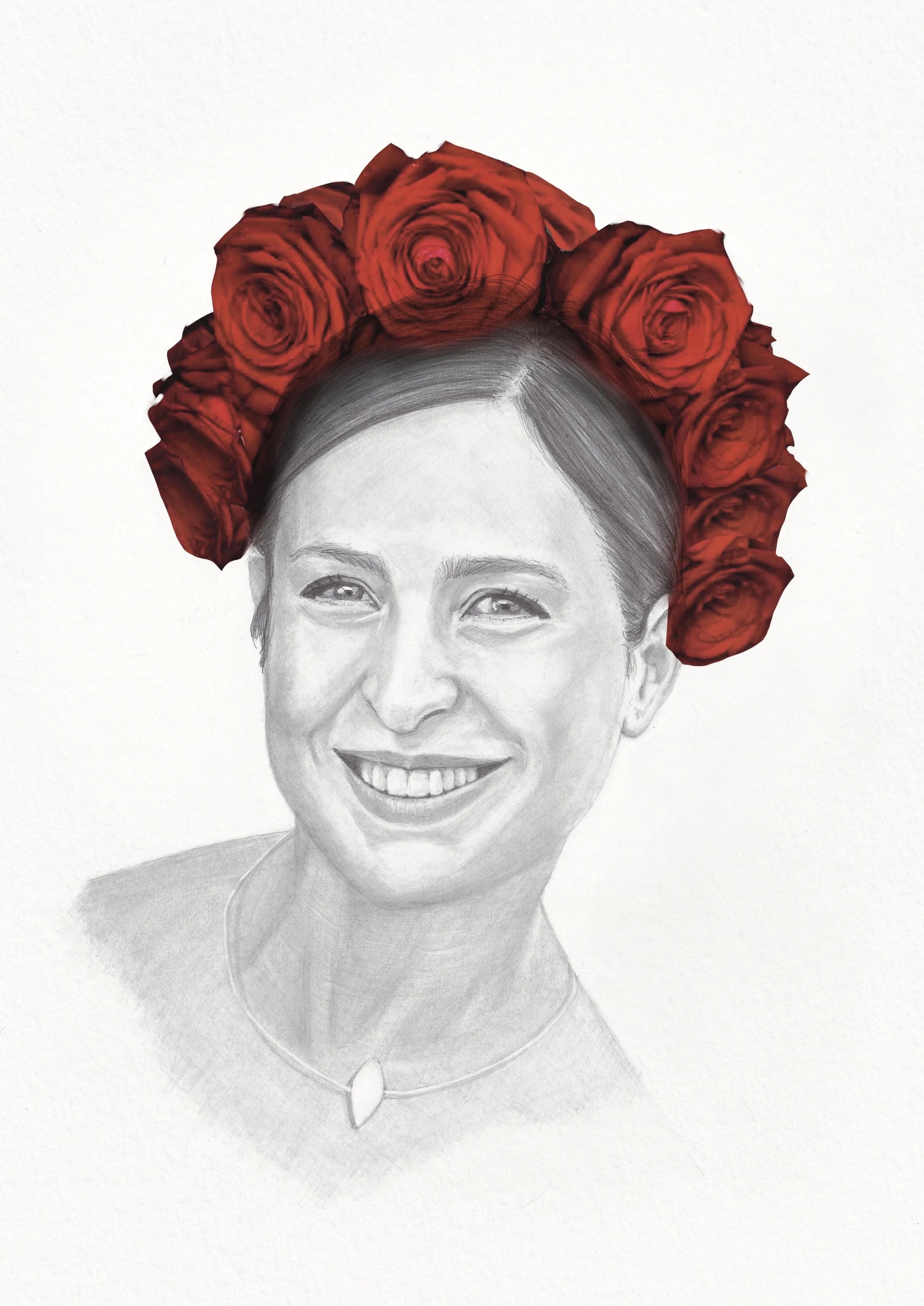 Retrato en lápiz de una mujer sonriendo, lleva un collar y lleva en la cabeza una corona de rosas rojas.