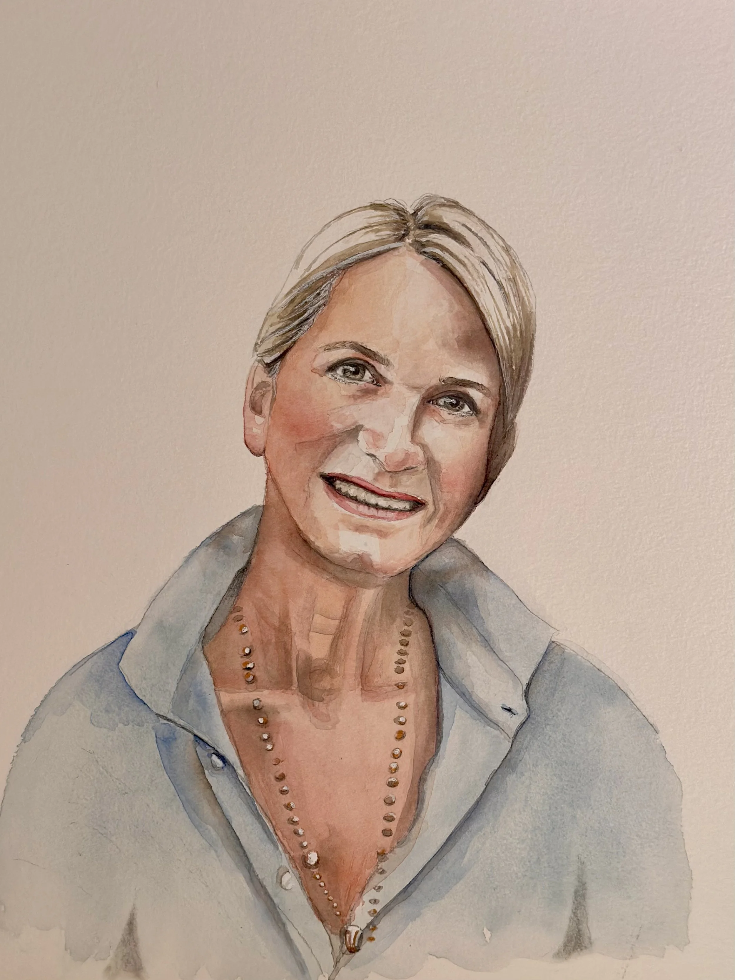 Retrato de una mujer de cabello rubio corto, sonriendo, con una chaqueta gris y usando un collar de perlas, en estilo de acuarela.