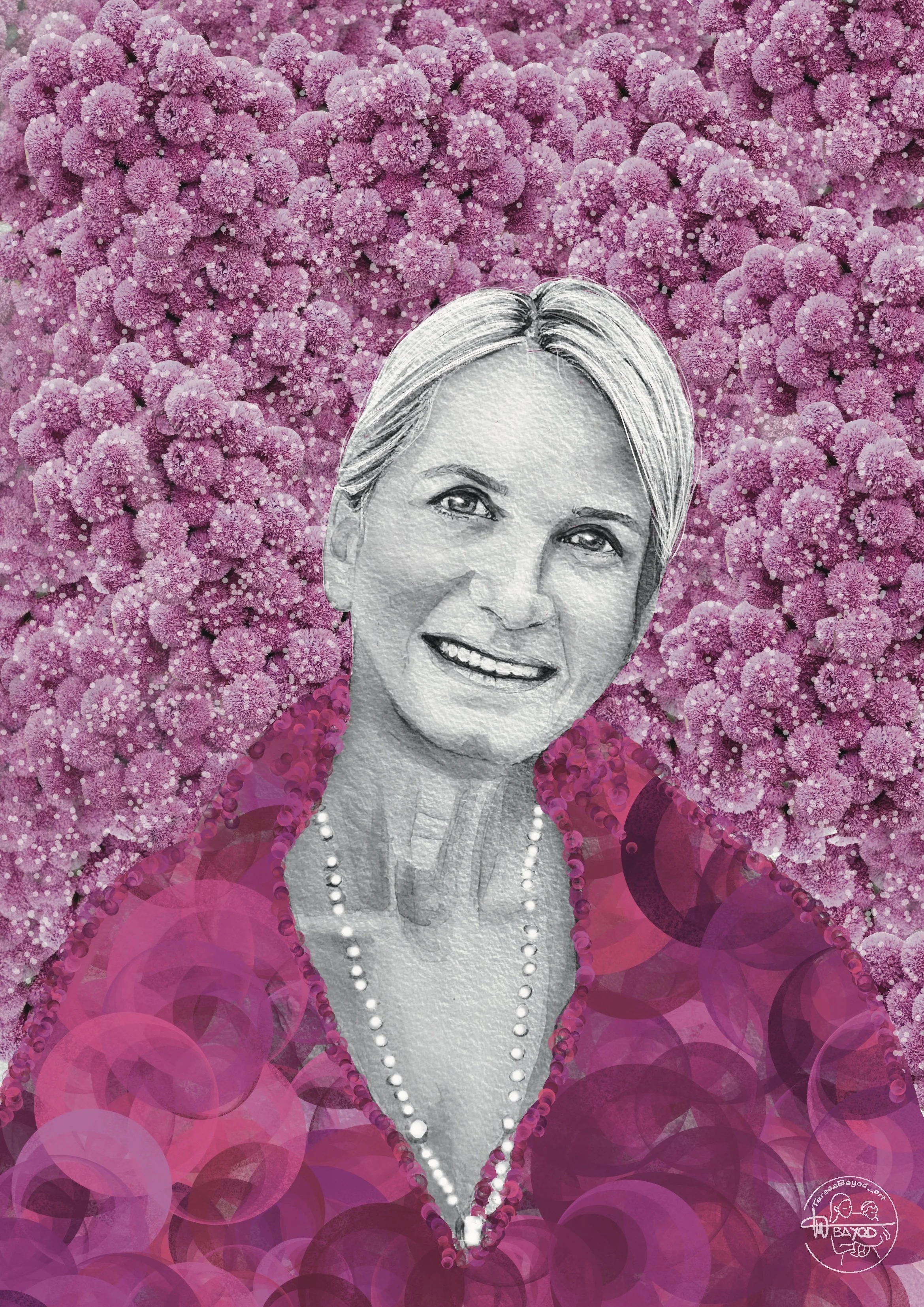 Retrato en blanco y negro de una mujer sonriente con fondo de flores rosadas y ornamentación rosa en la ropa.