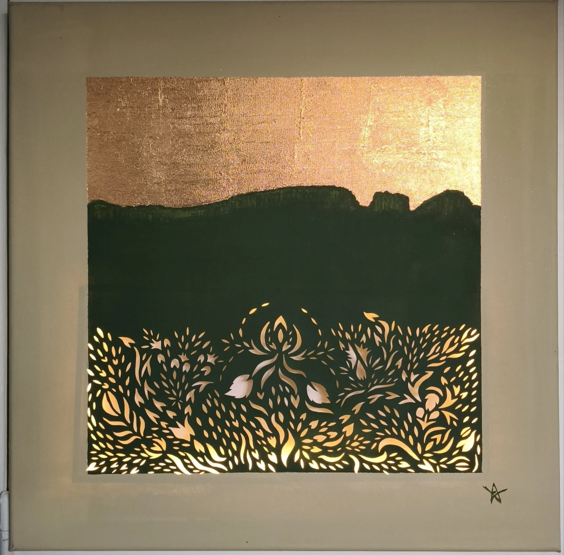 Momie 60X60cm découpe sur toile, mixed Media, rétro-éclairage 2025