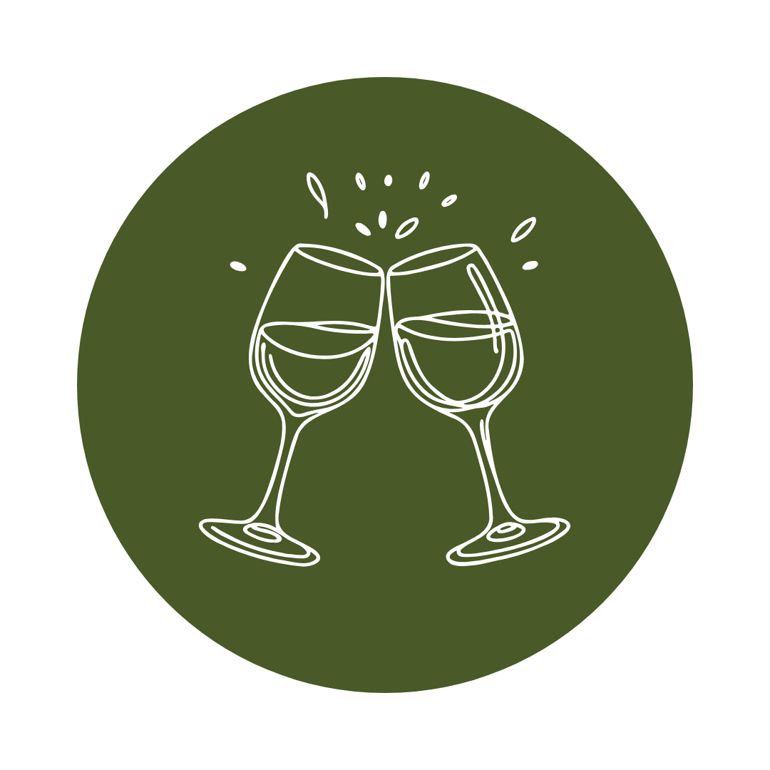 Deux verres de vin blanc se brisant en se touchant, avec des éclats et des gouttes autour, sur fond vert