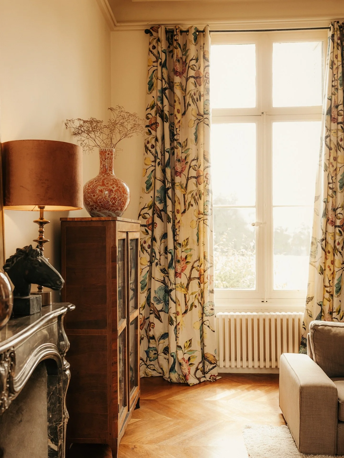 L’automne est la saison parfaite pour se retrouver dans l’un des salons du Château 🍂
Vous rêvez d’un week-end à la campagne dans un domaine haut-gamme ? Réservez votre séjour à contact@chate