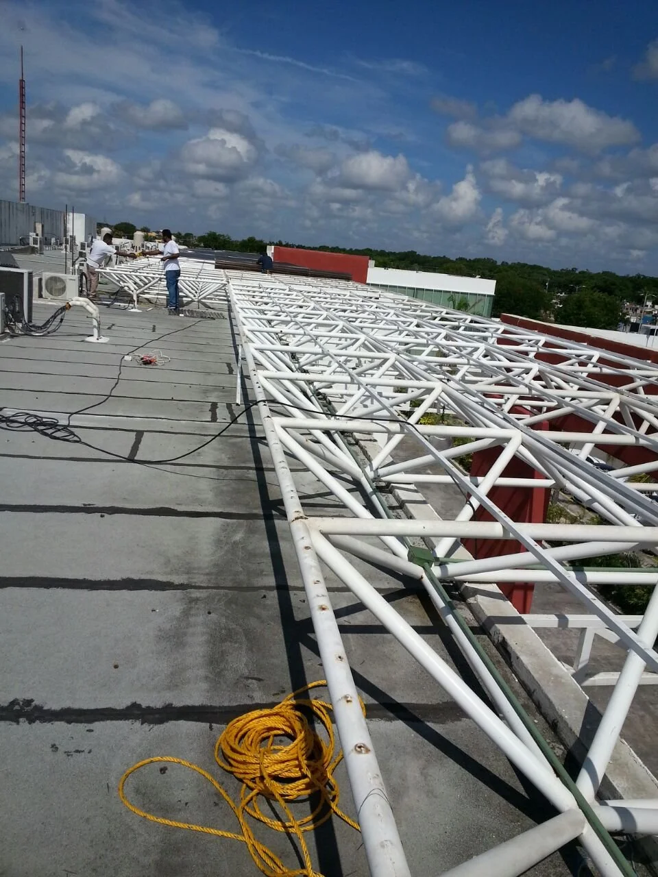 Fabricación y montaje de tridilosa de acero para techumbre en Cancún, estructuras metálicas Seaak BS.
