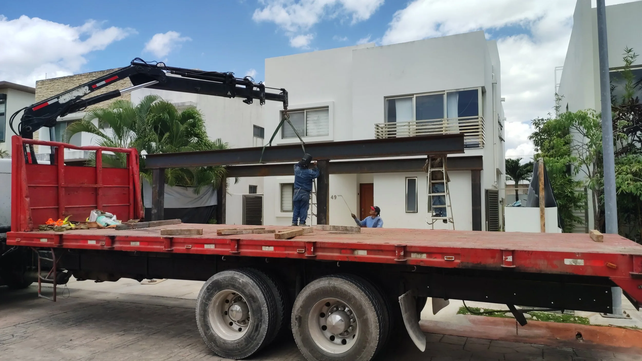 Montaje de vigas de acero con camión grúa en residencia de Cancún, estructuras metálicas Seaak BS.